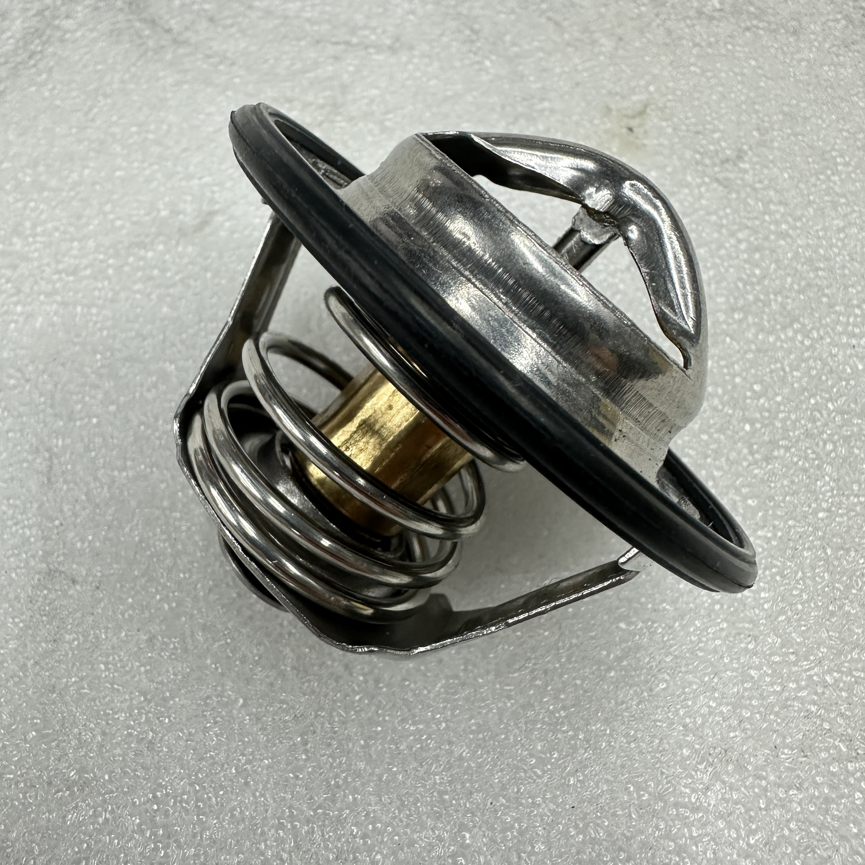 Agricultural machinery parts are applicable to NEW HOLLAND engine thermostat 504384724 Specification image