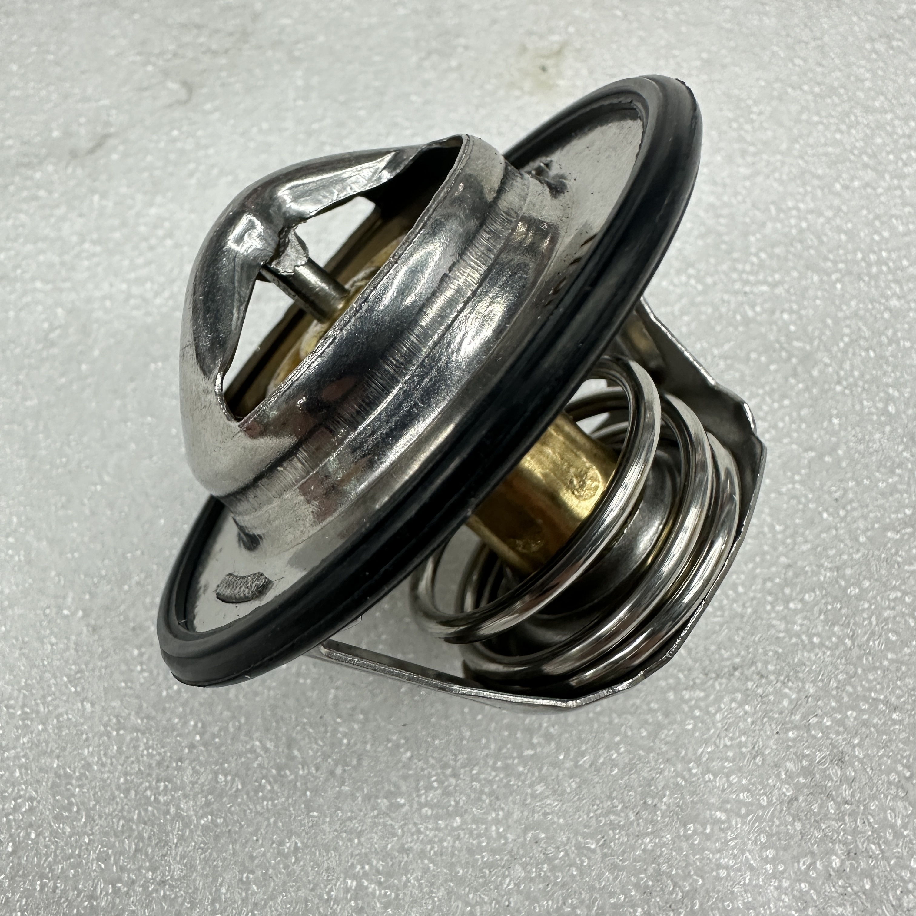 Agricultural machinery parts are applicable to NEW HOLLAND engine thermostat 504384724