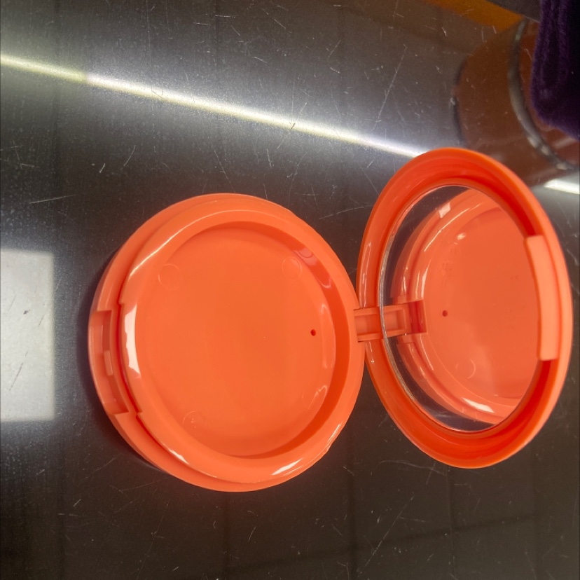The air cushion box is round and pink