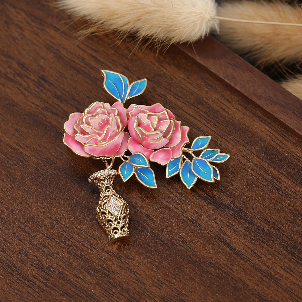 Chinese-style exquisite peony bouquet vase brooch, enamel color design sense, high-end brooch, elegant Chinese brooch accessory brooch Application Scenario