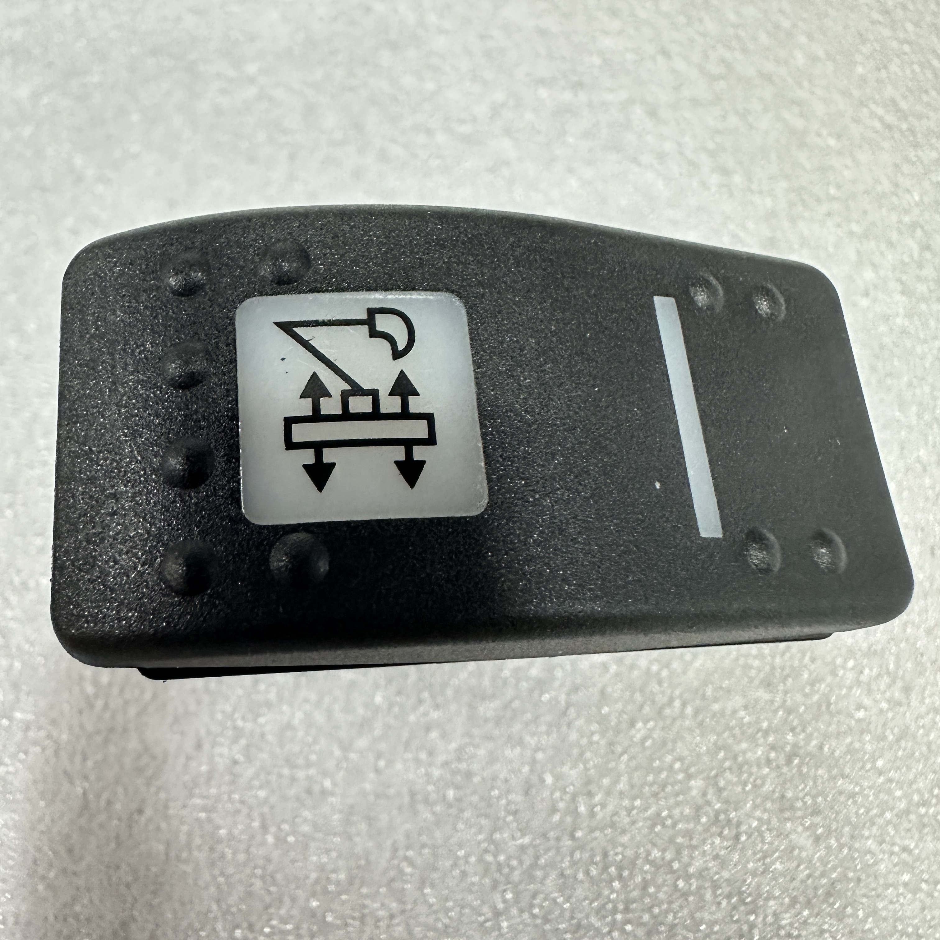وتطبق قطع غيار السيارات الهندسية على لوحة التثبيت ذات الزر 701/80416 المستخدمة في JCB B Item Picture