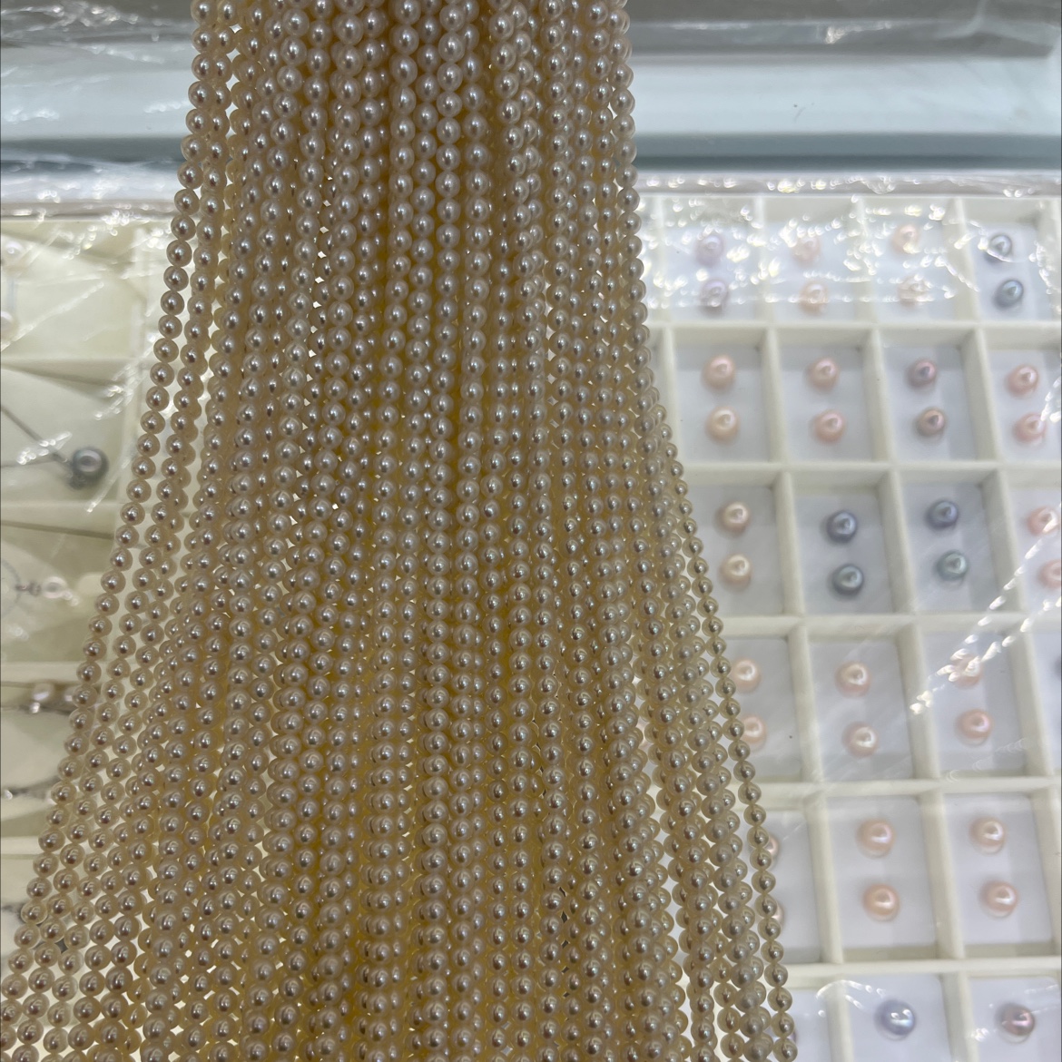 天然淡水珍珠纯洁光滑细腻，如同平凡生活中，不可抗拒的温柔魅力