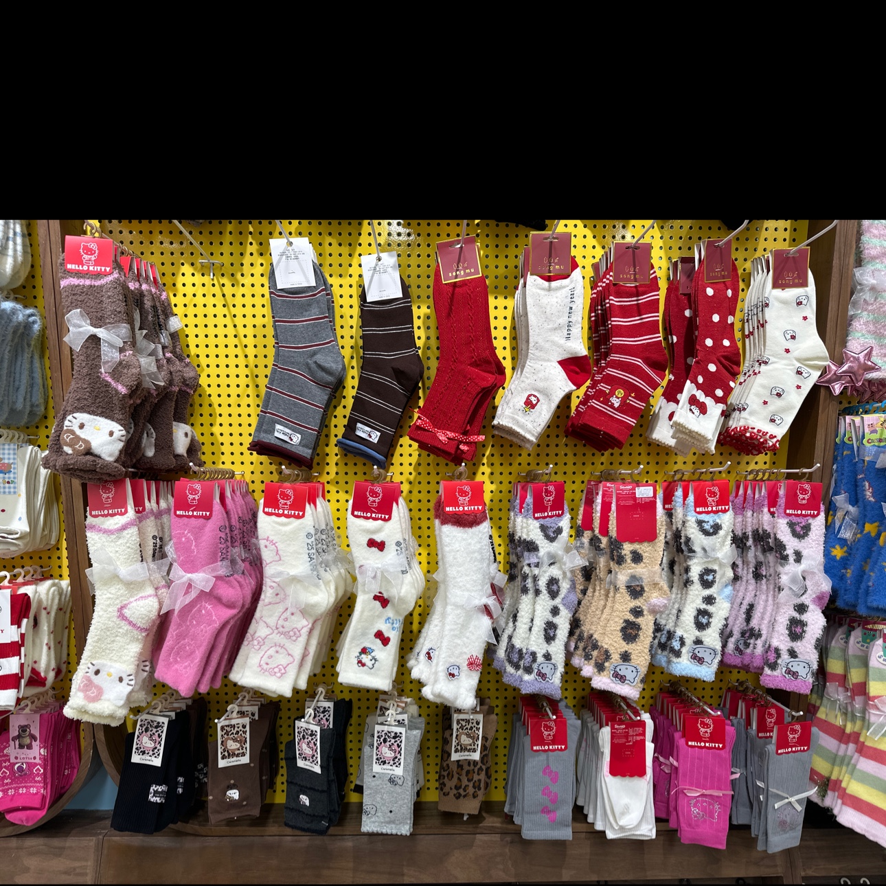 各类型潮流袜子，HelloKitty正版，蜡笔小新正版袜子，毛绒地板袜