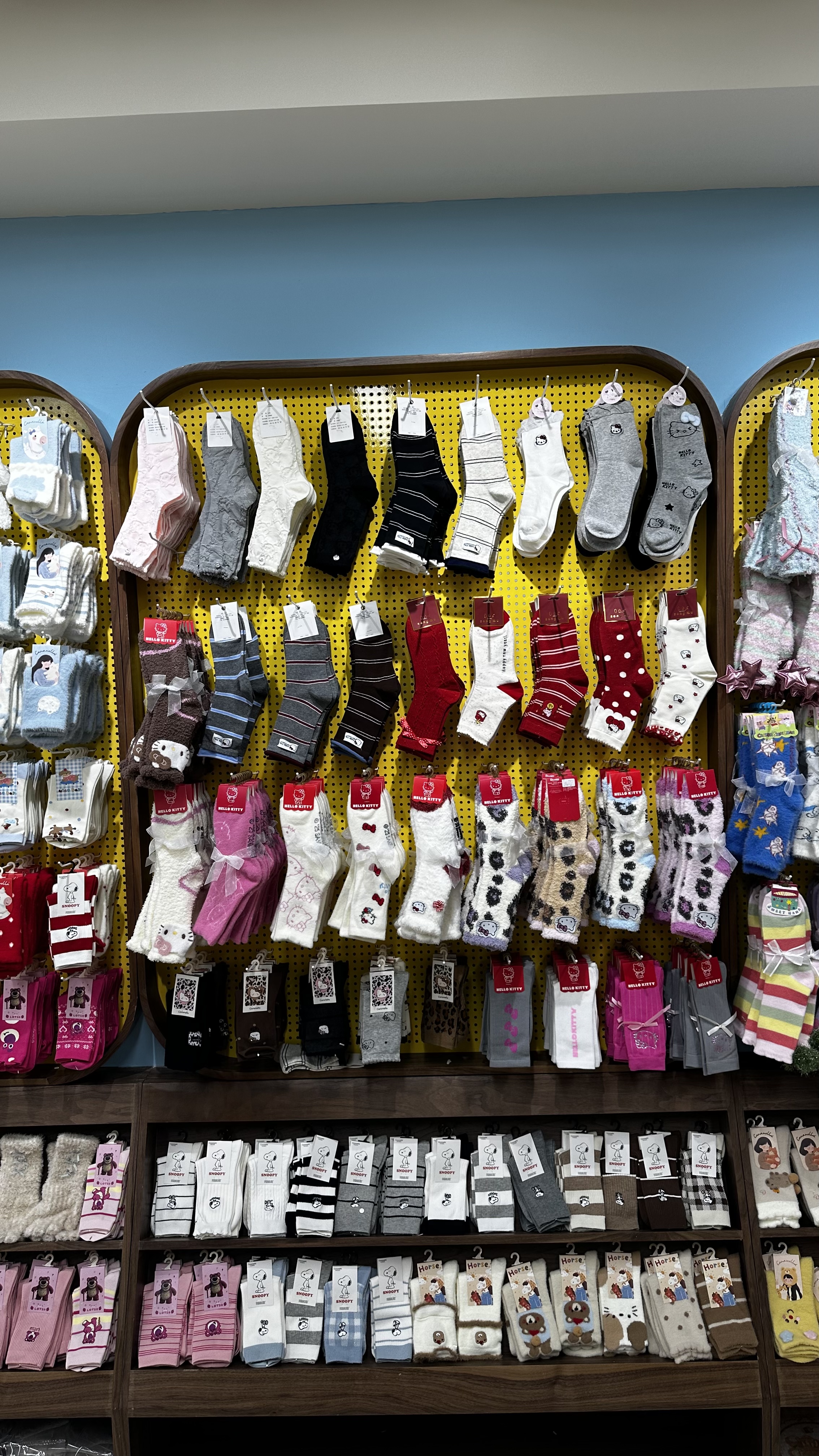 各类型潮流袜子，HelloKitty正版，蜡笔小新正版袜子，毛绒地板袜详情图1