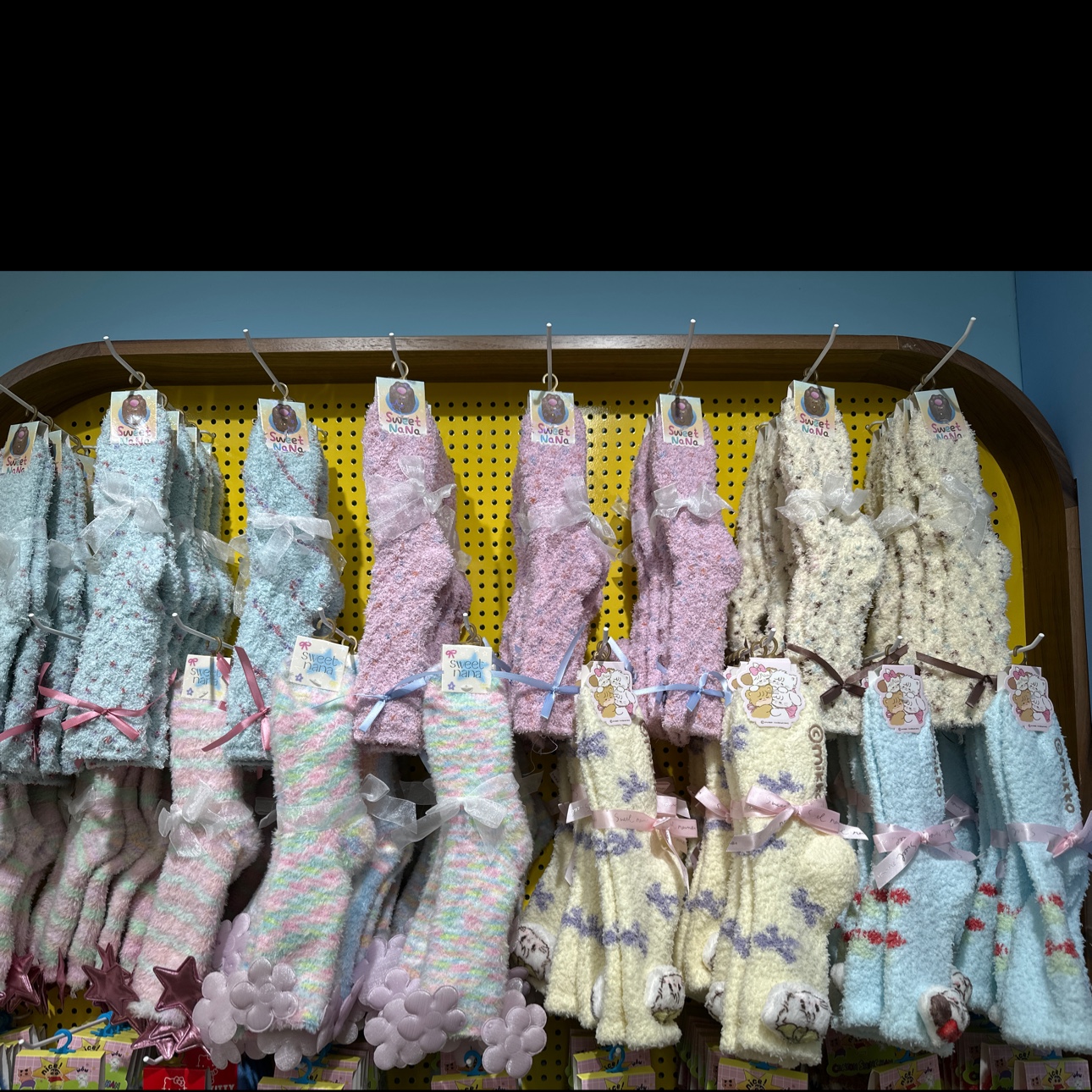 各类型潮流袜子，HelloKitty正版，蜡笔小新正版袜子，毛绒地板袜细节图