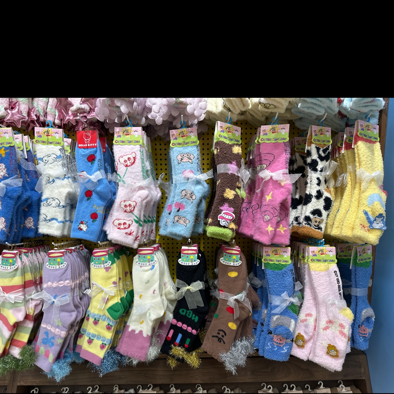 各类型潮流袜子，HelloKitty正版，蜡笔小新正版袜子，毛绒地板袜产品图