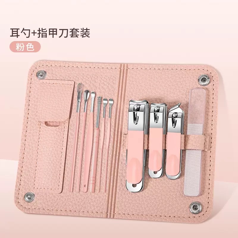 一套便携式指甲刀套装，包含多件修甲工具及收纳容器。‌