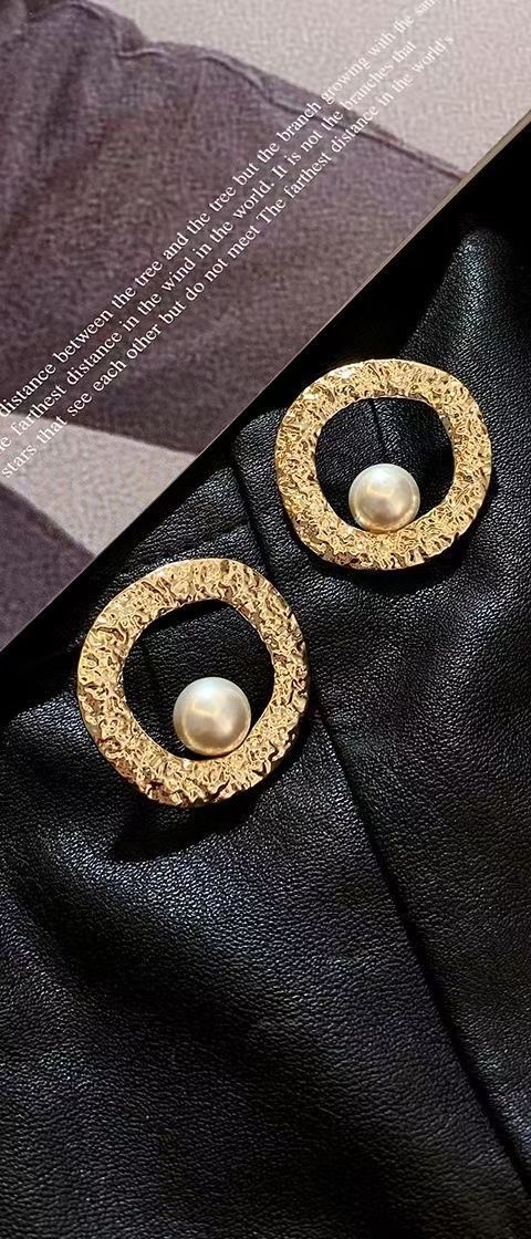 Korean-style pearl high-end, elegant and sophisticated earrings are versatile and look good on anyone detail image 3
