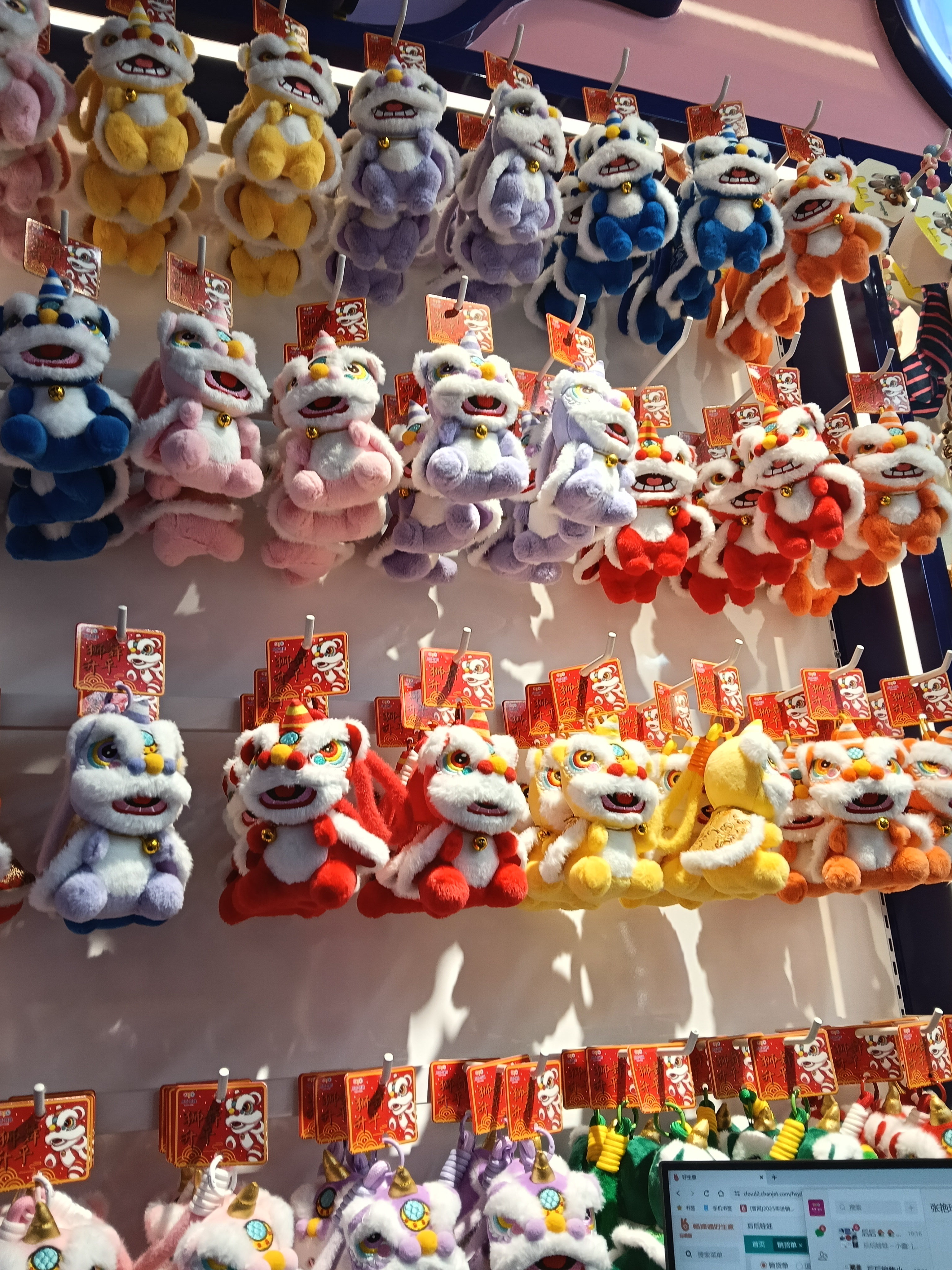 2026新年萌趣舞狮动物钥匙扣卡通毛绒玩偶情侣闺蜜包包挂件招财装饰品公仔挂件