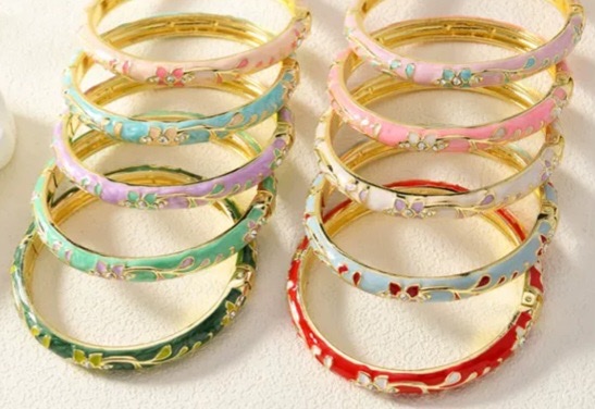 The bracelet features a fashionable and elegant flower pattern. It is a simple and elegant women's bracelet. The ladies' bracelet is made with multi-color enamel craftsmanship