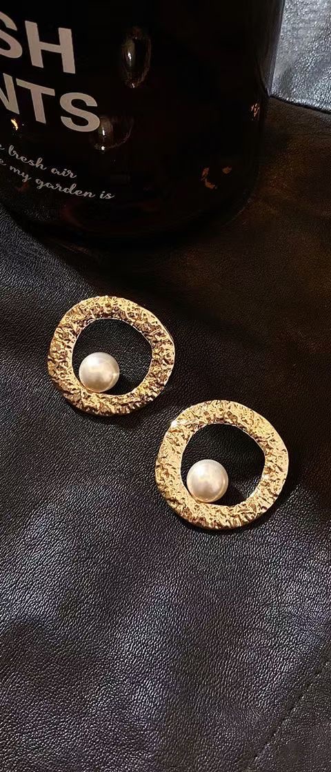 Korean-style pearl high-end, elegant and sophisticated earrings are versatile and look good on anyone