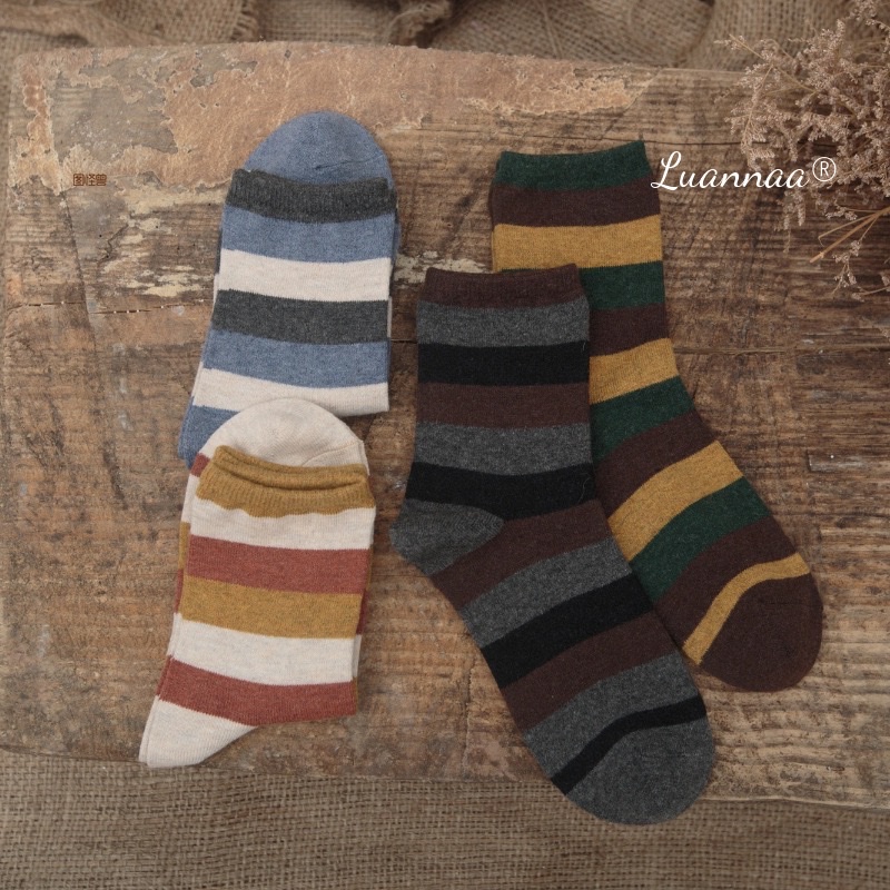 The source factory's Japanese-style color-blocking striped wool women's socks are warm, fashionable, versatile, fresh, fashionable and comfortable mid-calf socks