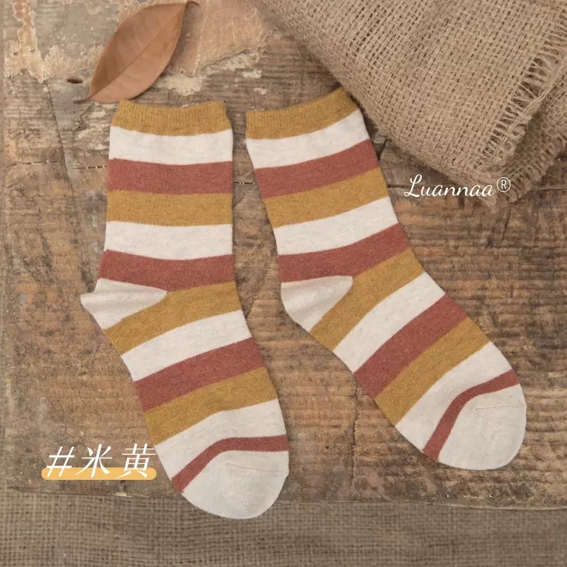 The source factory's Japanese-style color-blocking striped wool women's socks are warm, fashionable, versatile, fresh, fashionable and comfortable mid-calf socks detail image 2