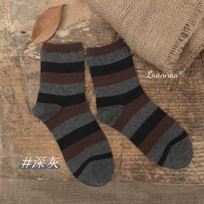 The source factory's Japanese-style color-blocking striped wool women's socks are warm, fashionable, versatile, fresh, fashionable and comfortable mid-calf socks detail image 3