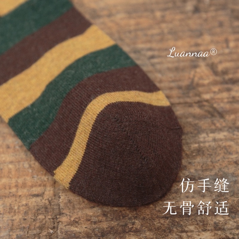 The source factory's Japanese-style color-blocking striped wool women's socks are warm, fashionable, versatile, fresh, fashionable and comfortable mid-calf socks details Picture