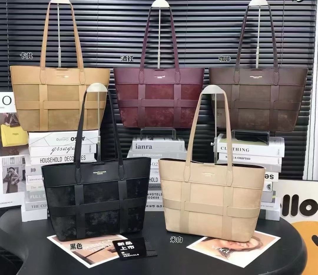 High-end women's crossbody handbag, new style for winter 2025 Application Scenario