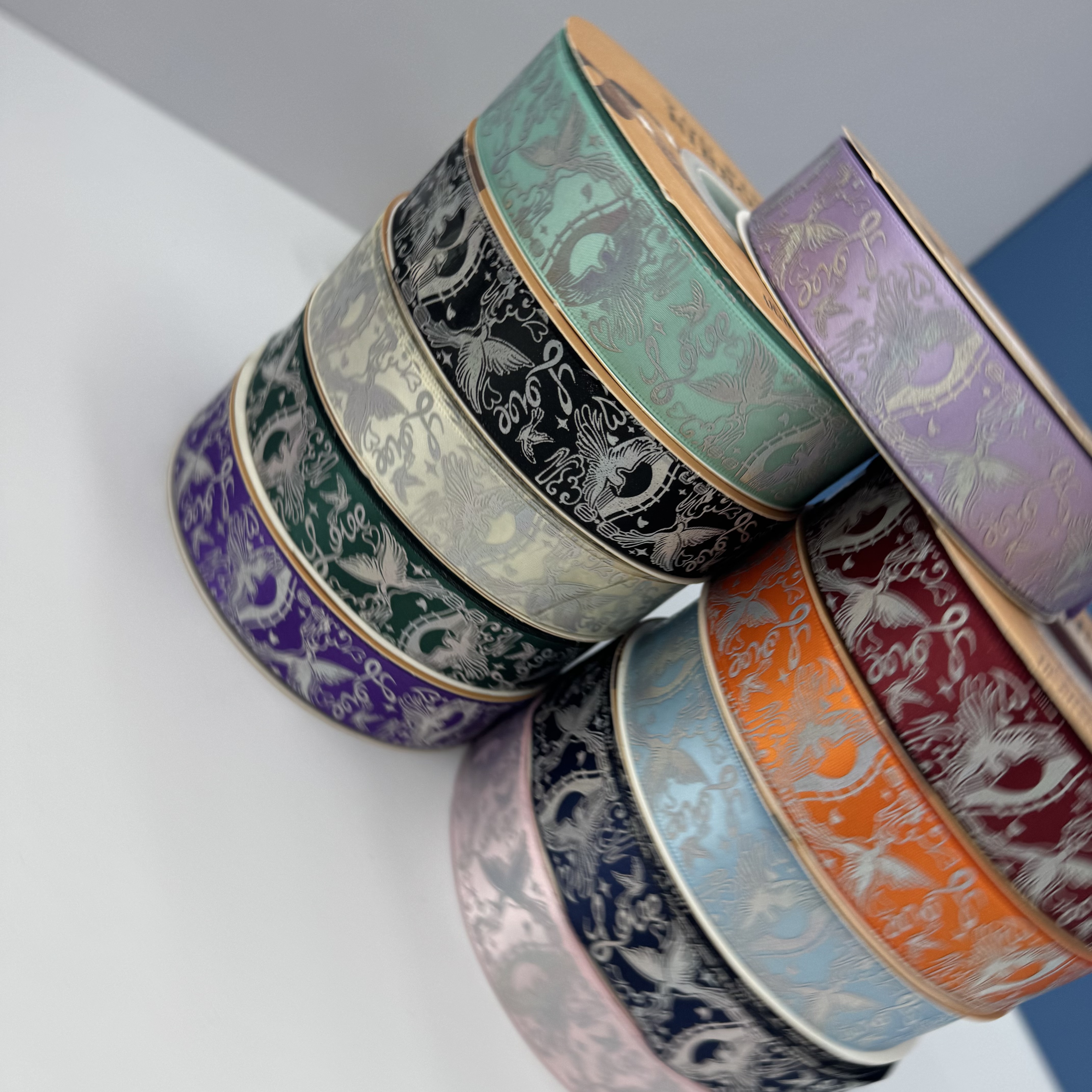 2.5cm wide best-selling plain silver silk satin gift box, ribbon bow, factory direct sales, bar tray ribbon, wedding candy box, flower packaging ribbon Application Scenario