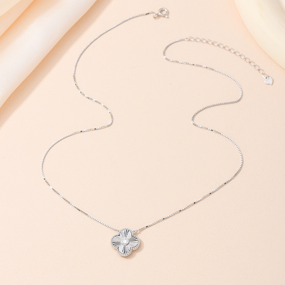 The influence cold style s925 sterling silver necklace with four-leaf clover and diamond splicing is a simple and fashionable accessory for women, trendy and versatile