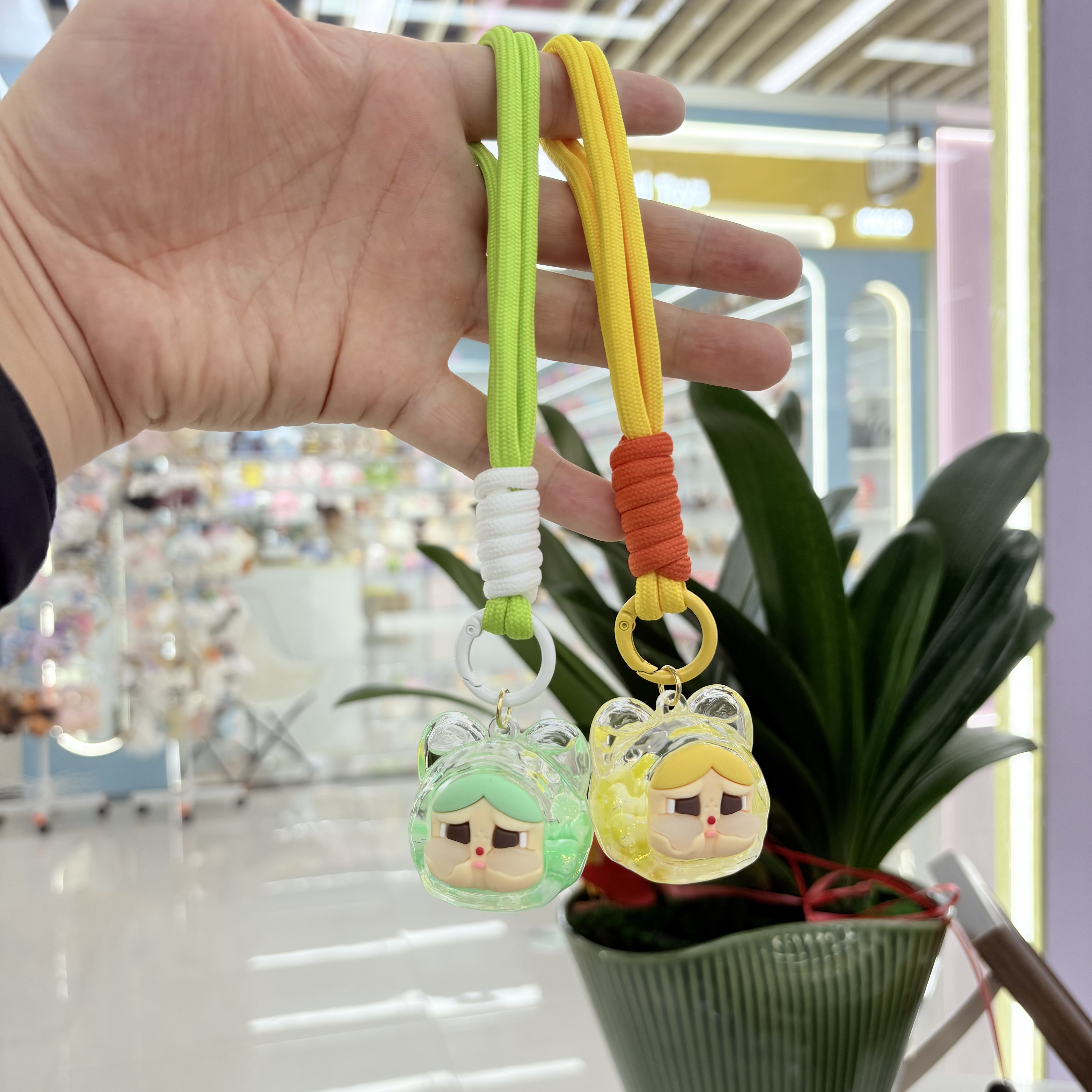 跨境爆款哭娃钥匙扣挂件亚克力入油卡通可爱包包挂件学生书包挂件车载挂件批发细节图