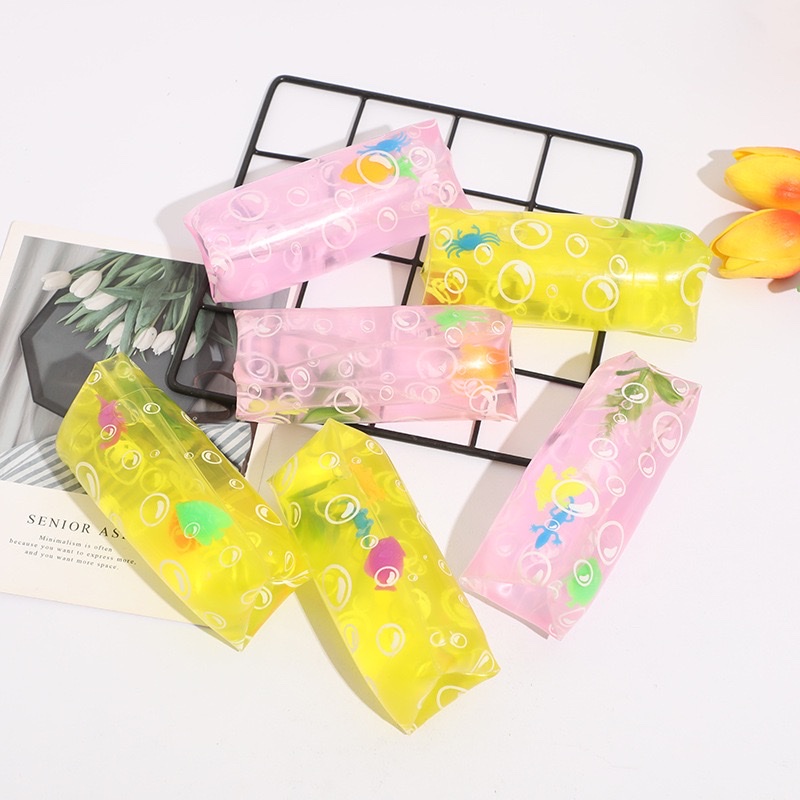 Factory direct sales of creative prank toys, pranking props, anxiety relief, stress relief and venting. Water balls, water snakes that can't be caught, pinching fun Application Scenario