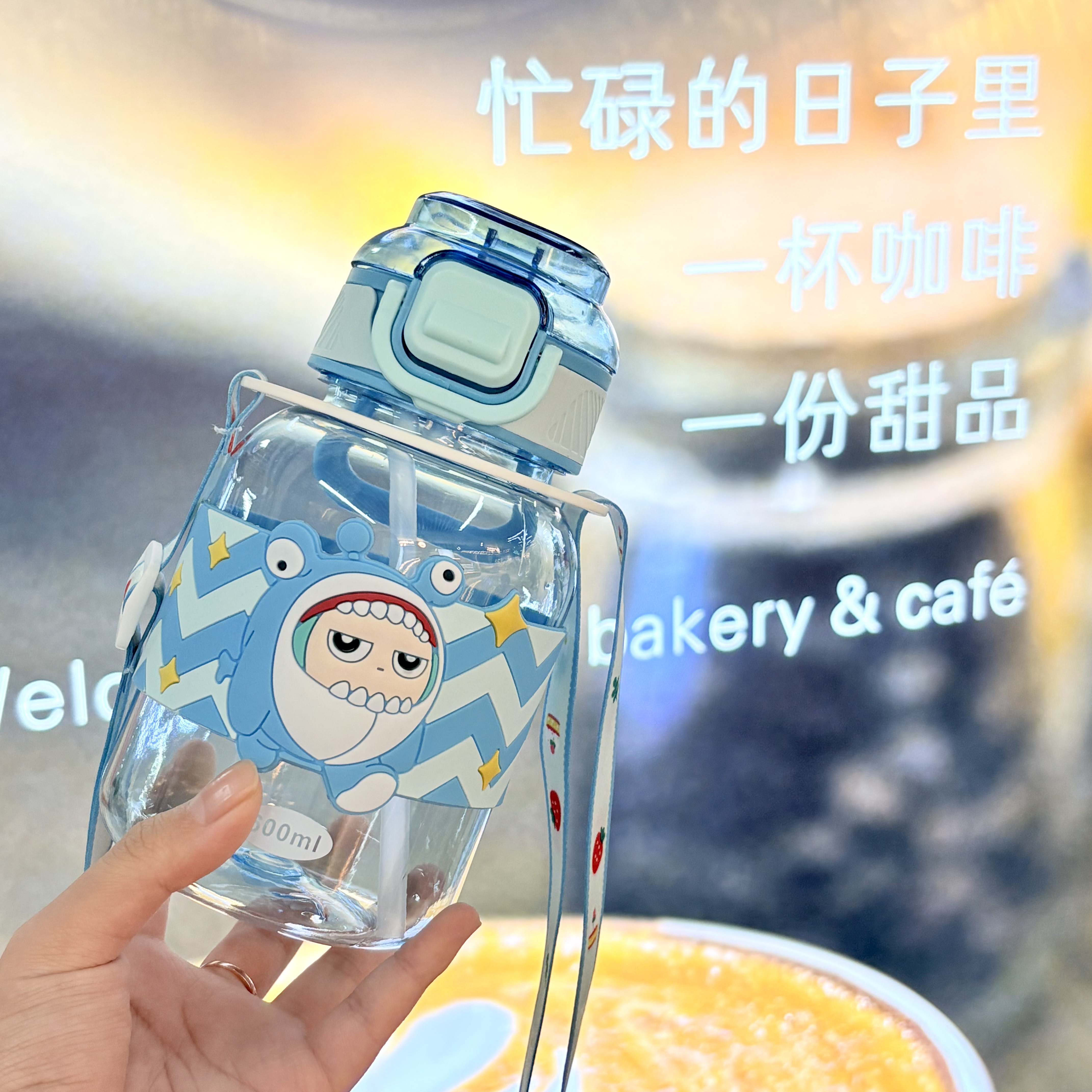 Cartoon children's straw plastic water cup, high-temperature resistant 2025 new model for primary school and kindergarten, large capacity water bottle, 600ML C16-3-1127W /W Application Scenario