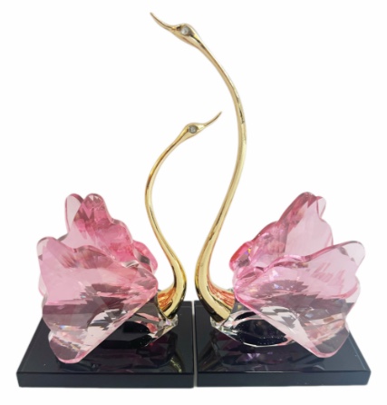 A pair of crystal swan ornaments for light luxury home decoration, TV cabinet, wine cabinet, table decoration, wedding and housewarming gifts, gift-giving crystal ornaments