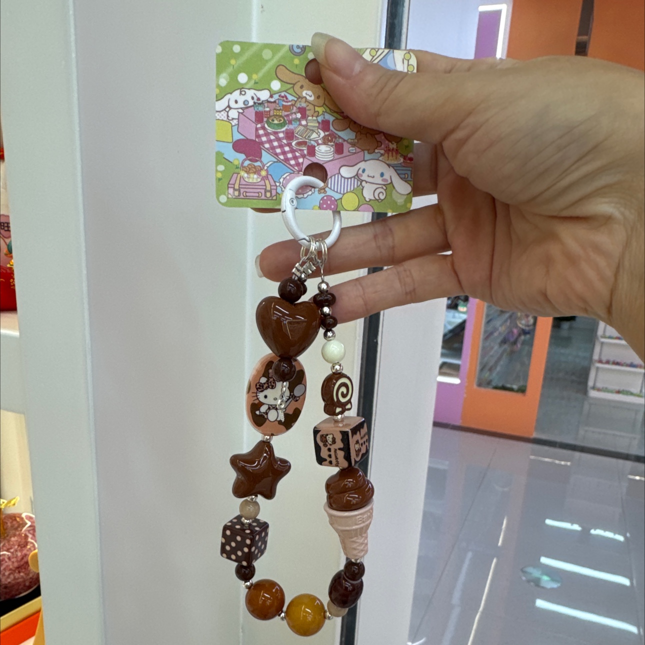 咖色凯蒂手机链爱心图