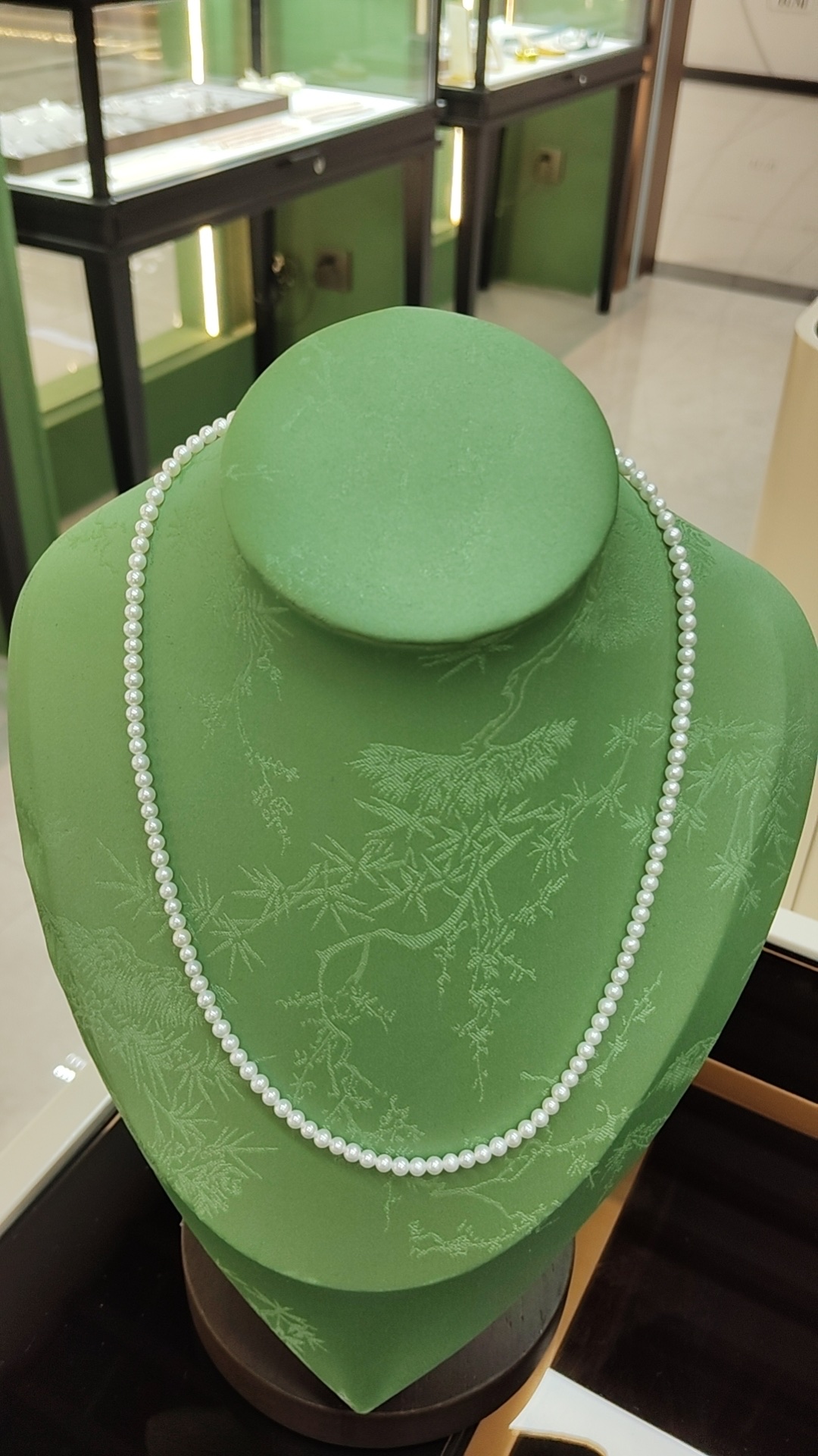 A simple, versatile and fashionable jewelry accessory for women with pearl decoration