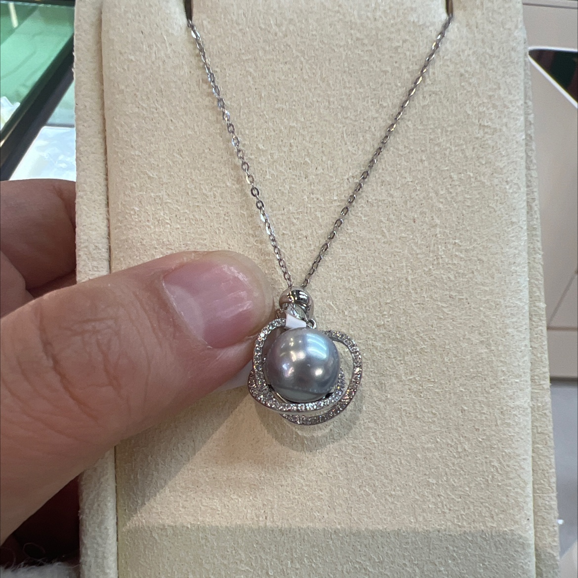This is a fashionable, simple and versatile jewelry accessory for women