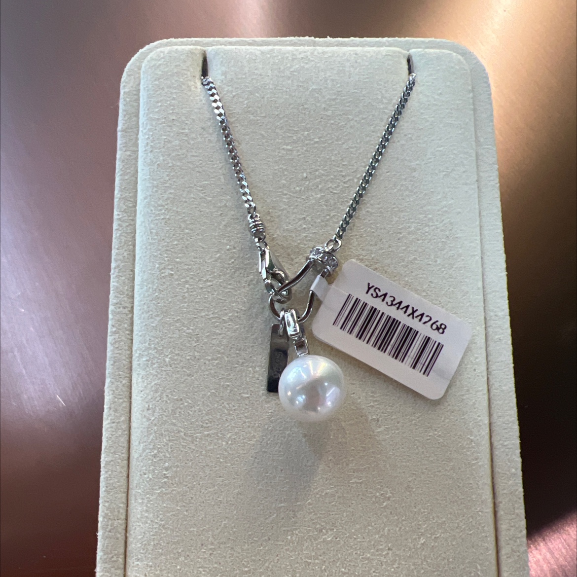 Sterling silver and pearl necklaces are fashionable, versatile and simple women's accessories