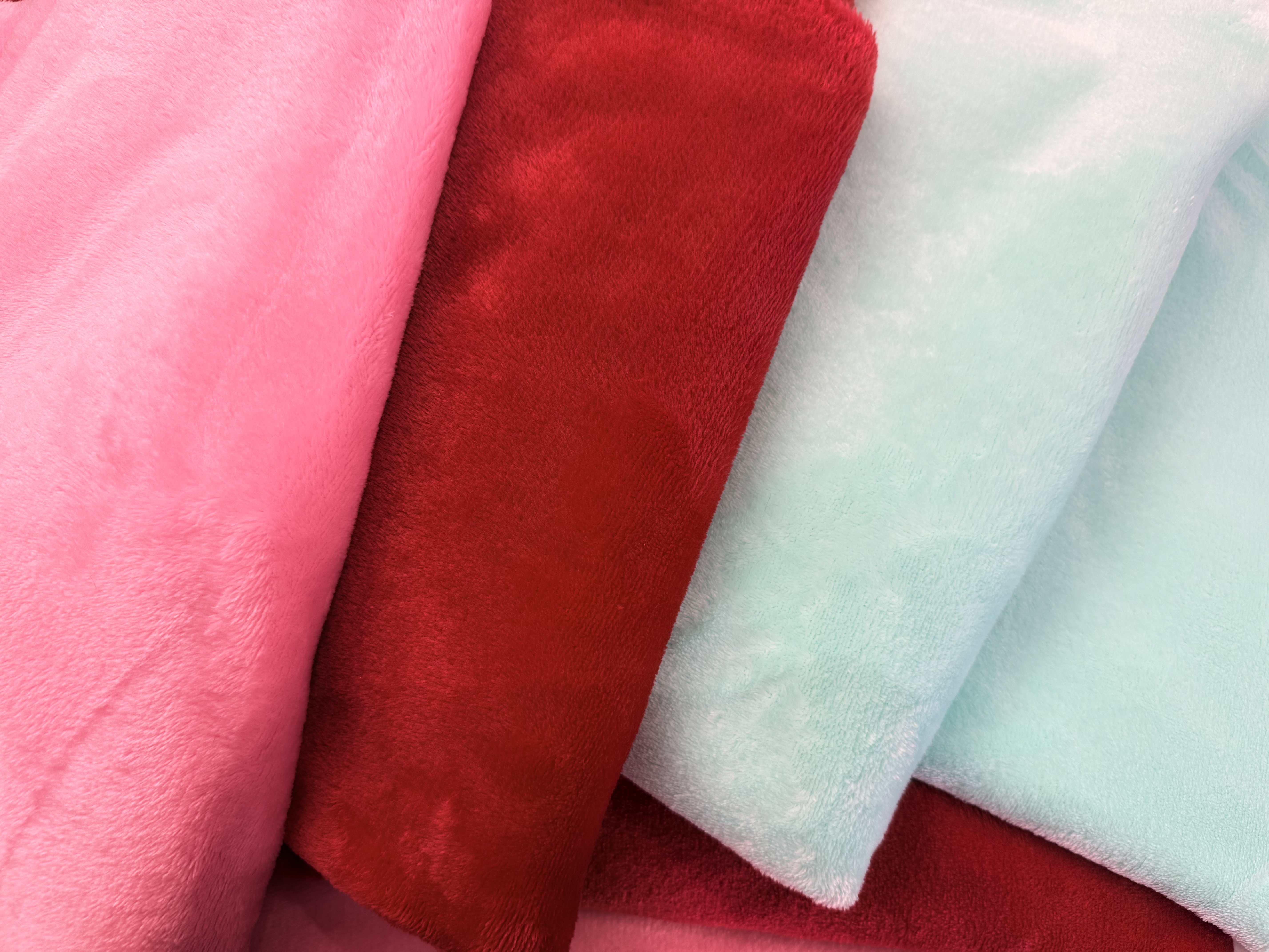 Our factory offers a wide range of fleece and flannel warm home pajamas, blankets, fabrics, and knitted fabrics priced at 40-50 cents in stock