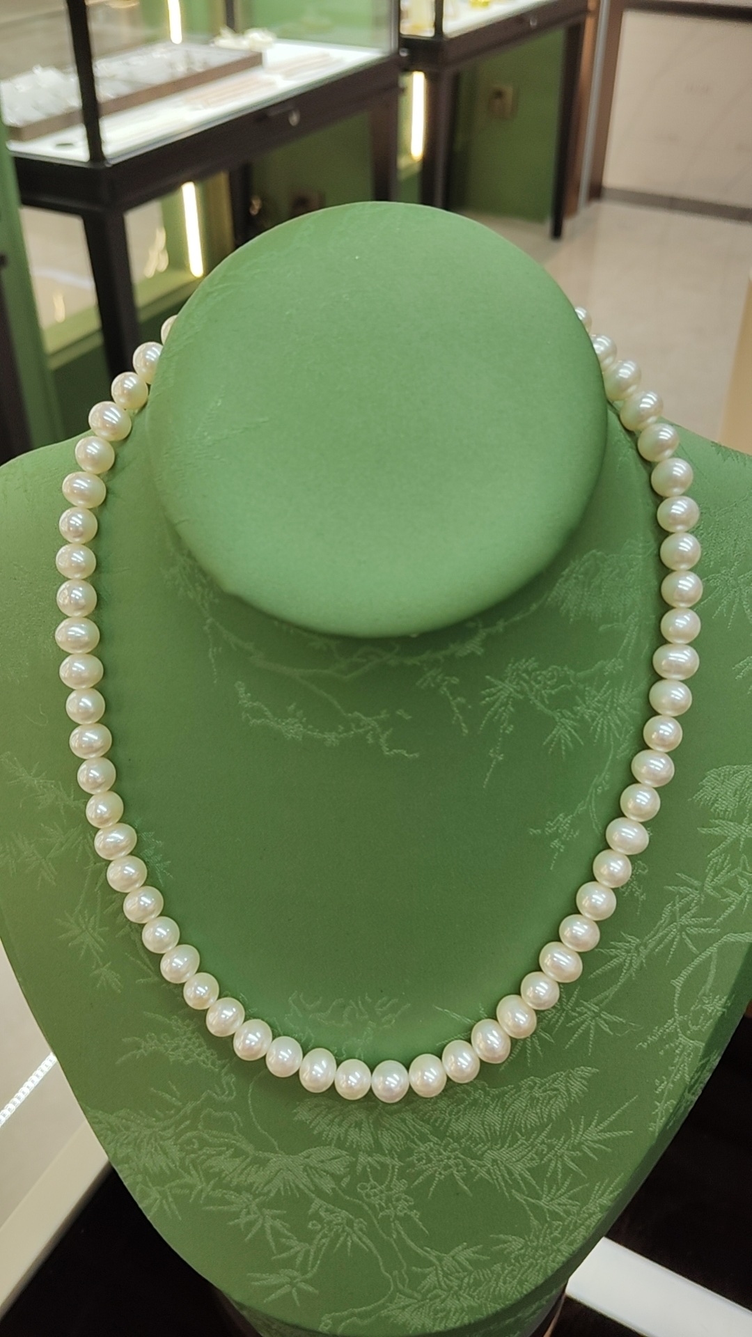 Pearl necklaces are fashionable and simple jewelry for couples