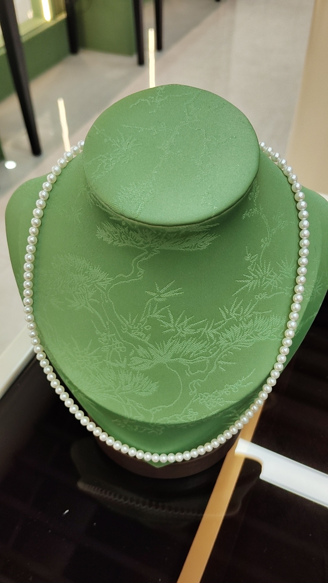 Pearl necklace, a fashionable and simple accessory for women and couples, is a versatile first wear Pearl necklace, a fashionable and simple accessory for women and couples, is a versatile first wear