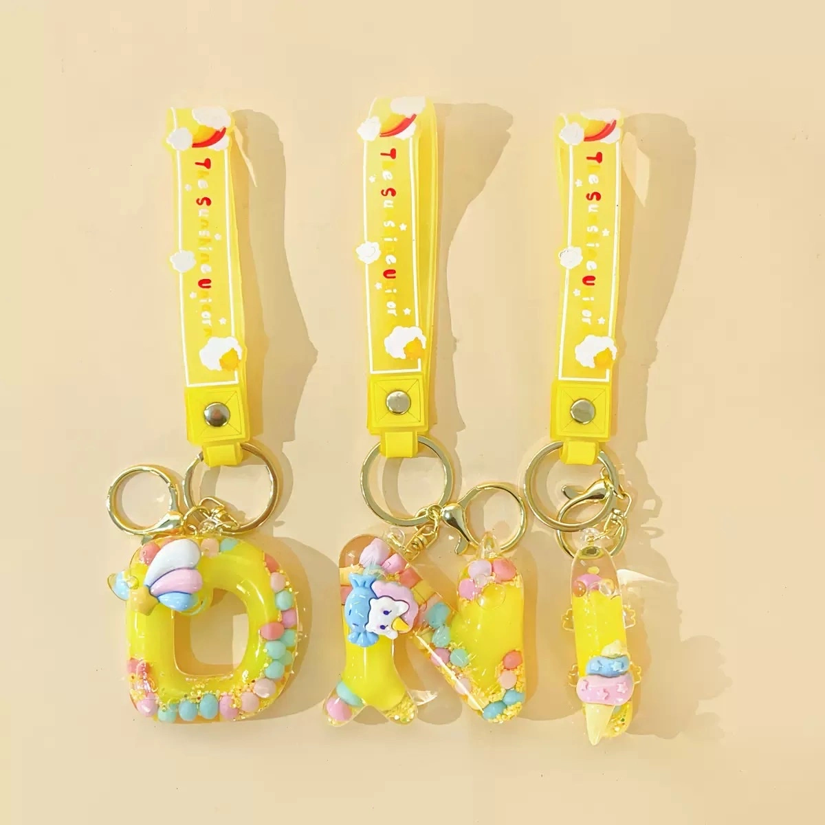 Wholesale of 26-letter keychains, bags, pendants, mini sand bottles, couple car key chains, pendants and gifts detail image 3