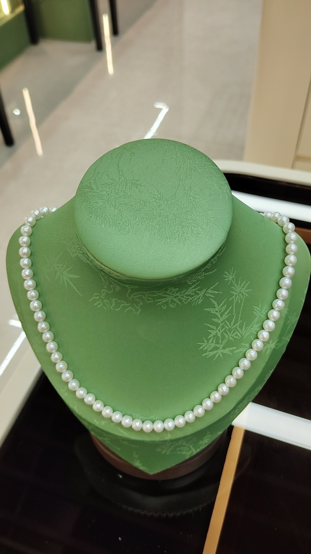 Pearl necklaces are fashionable and versatile jewelry for women, featuring a simple and trendy style