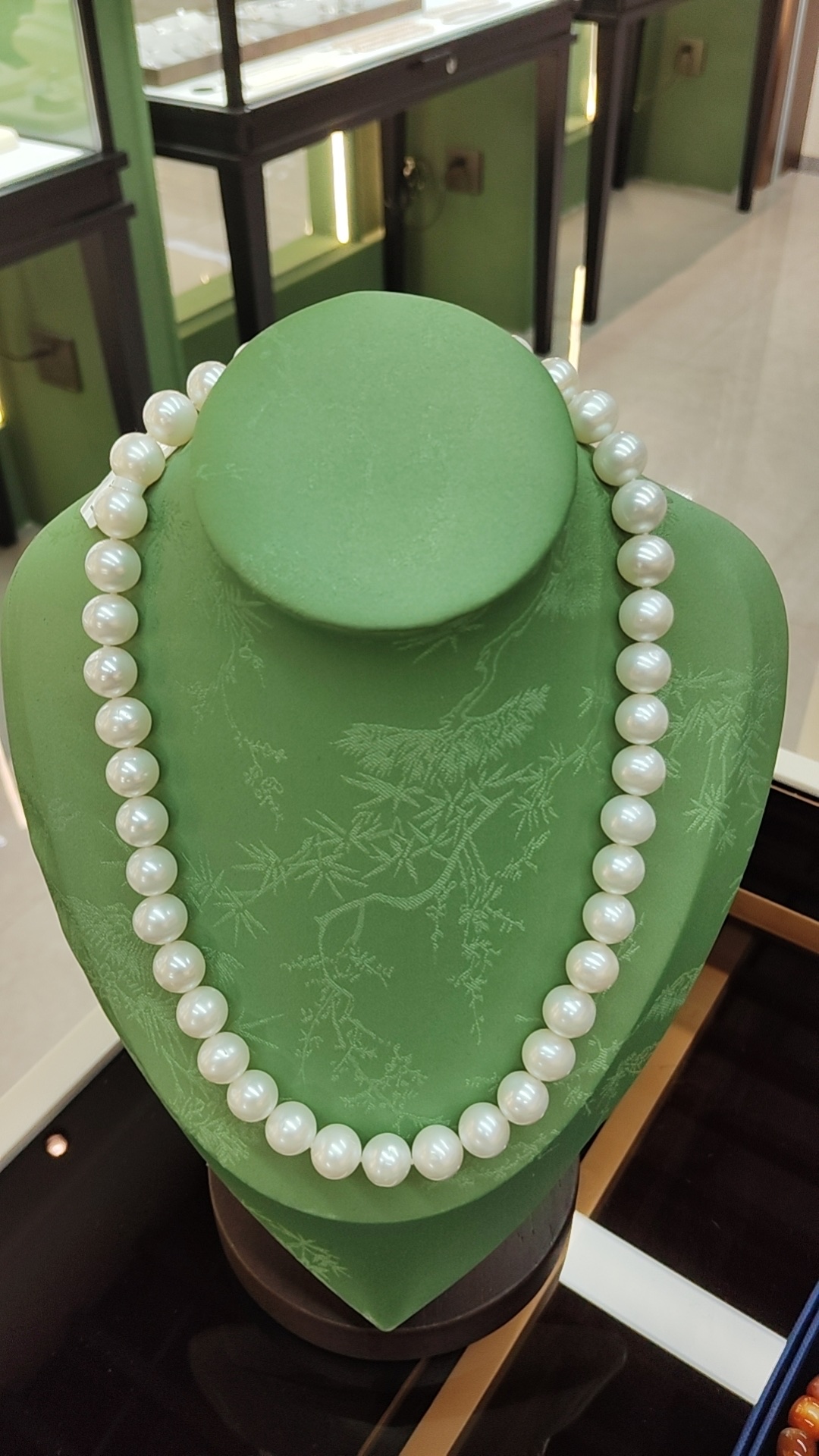 Pearl necklaces are fashionable and elegant jewelry for women, featuring a simple and trendy style