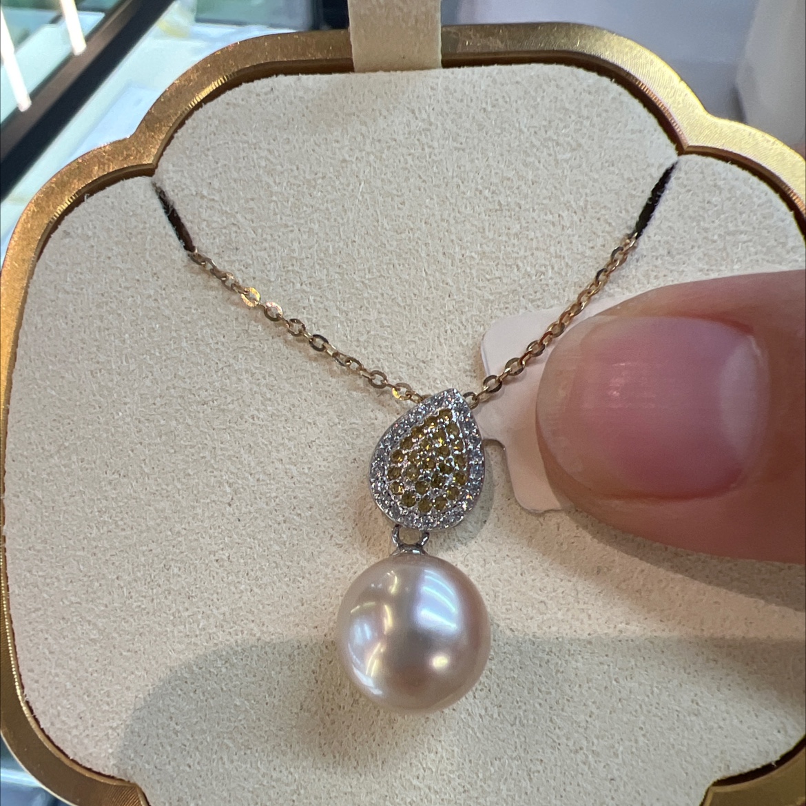 The golden pearl necklace is a fashionable and versatile jewelry accessory for women, featuring a simple and trendy style