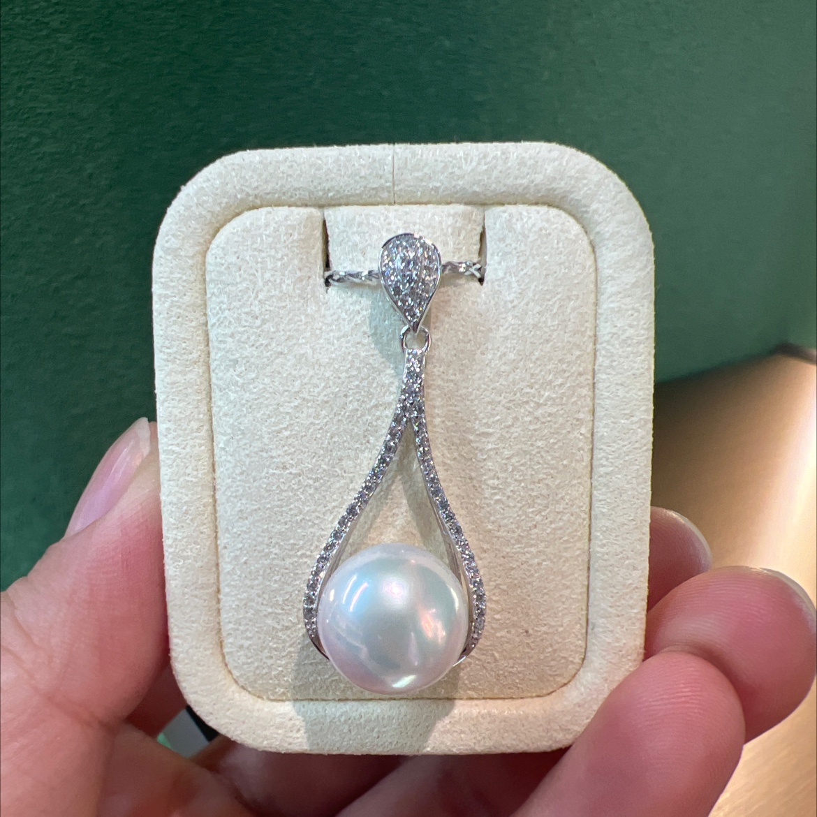 A simple, fashionable and versatile jewelry pendant for women with pearl decoration