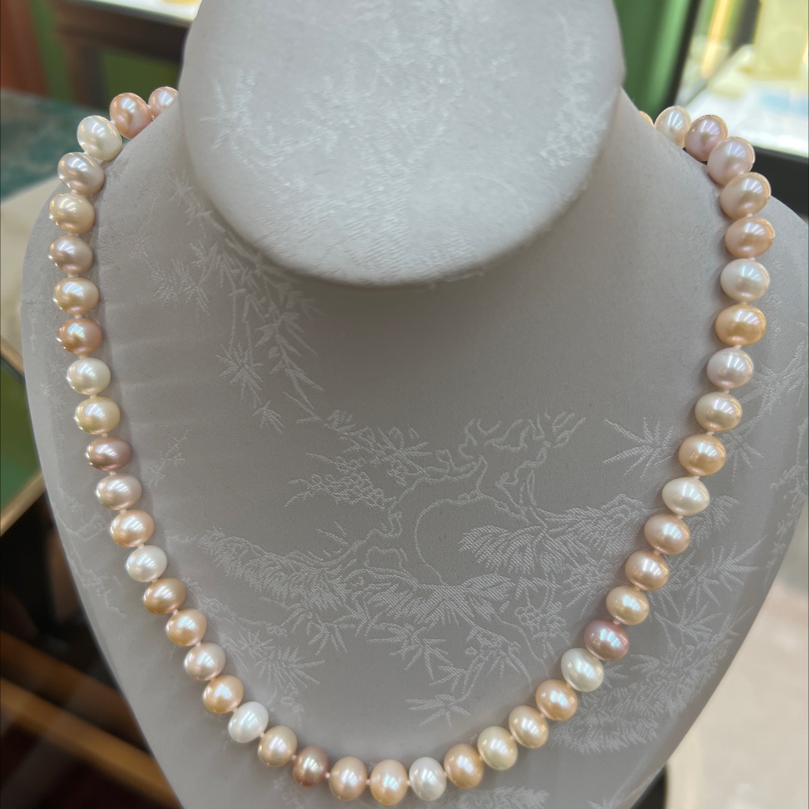 The candy-colored pearl necklace is a simple and fashionable women's jewelry accessory