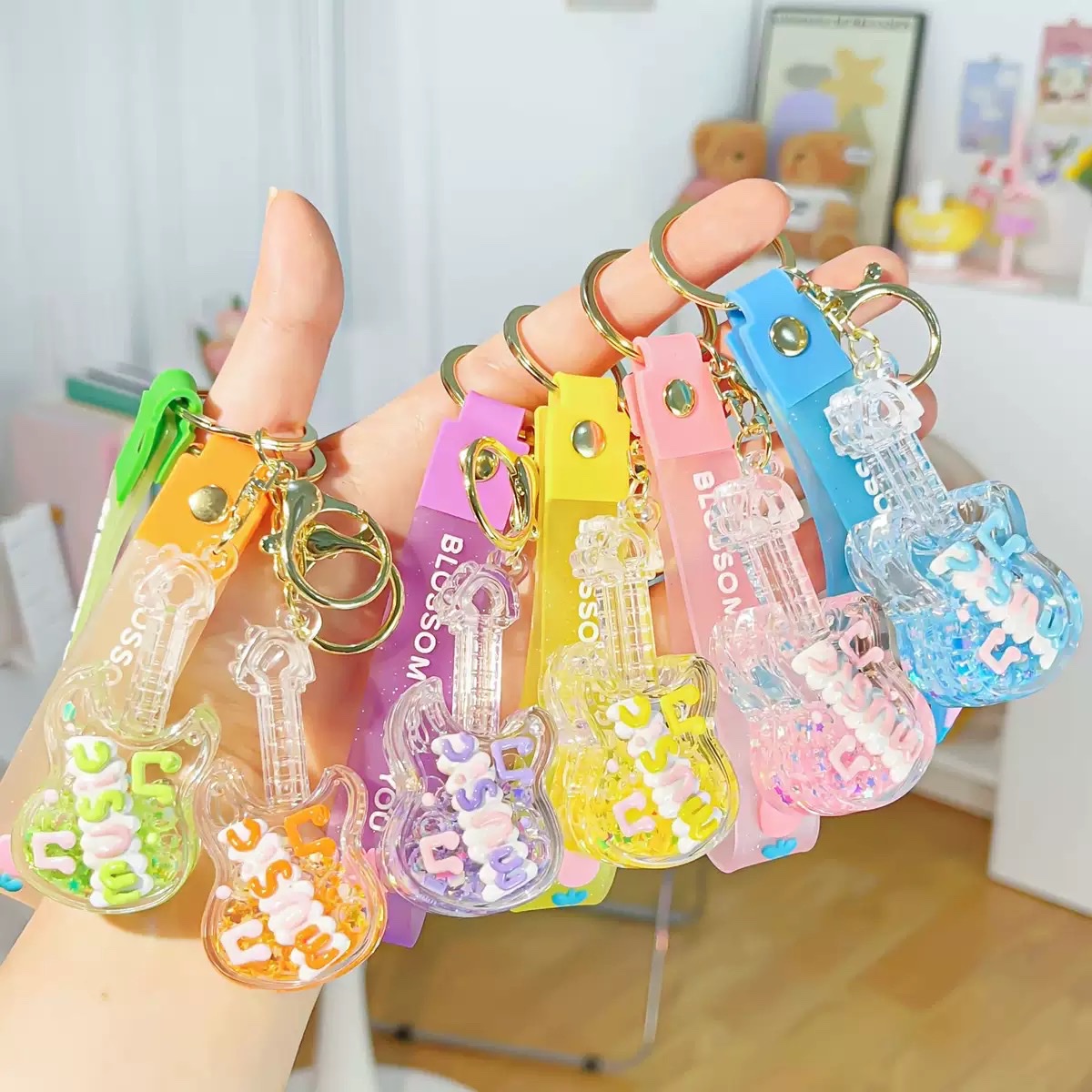 Acrylic sand bottles, hot air balloons, cute hand-painted beads, exquisite children's pendants, gifts, keychains, small items for street vending, blind boxes for matching Application Scenario
