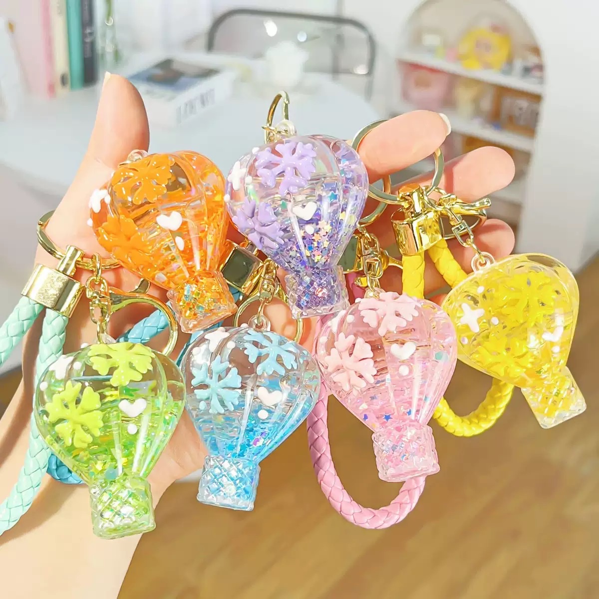 Acrylic sand bottles, hot air balloons, cute hand-painted beads, exquisite children's pendants, gifts, keychains, small items for street vending, blind boxes for matching details Picture