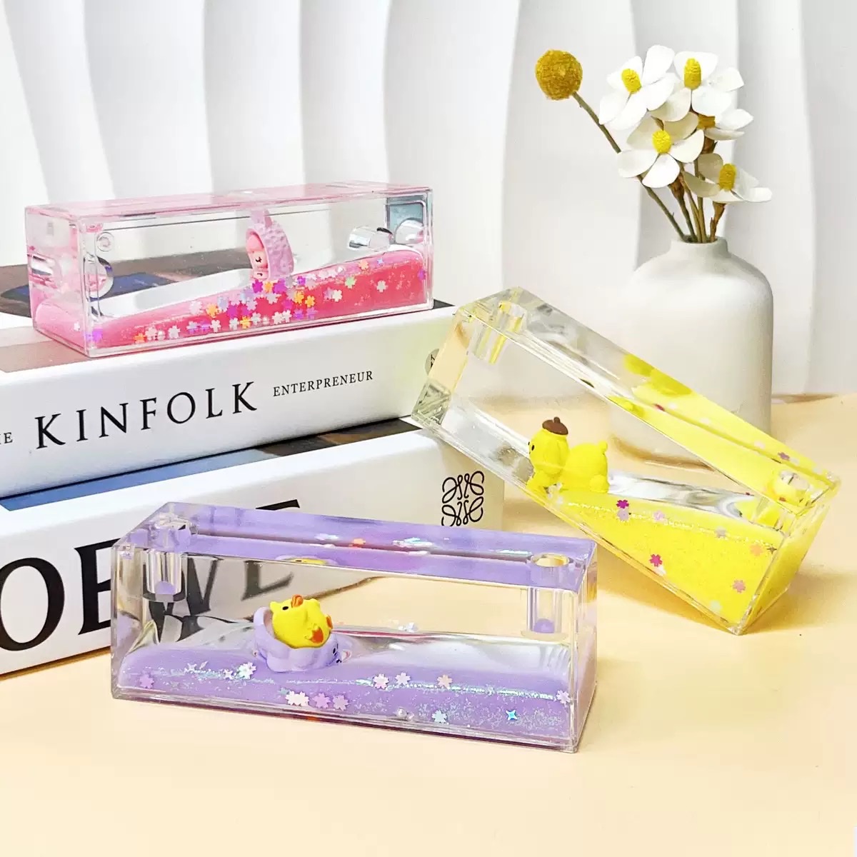 Large rectangular cartoon creative figurines in oil, floating liquid, flowing sand, table decorations, pressure-relieving oil dripping, decorative gift blind boxes