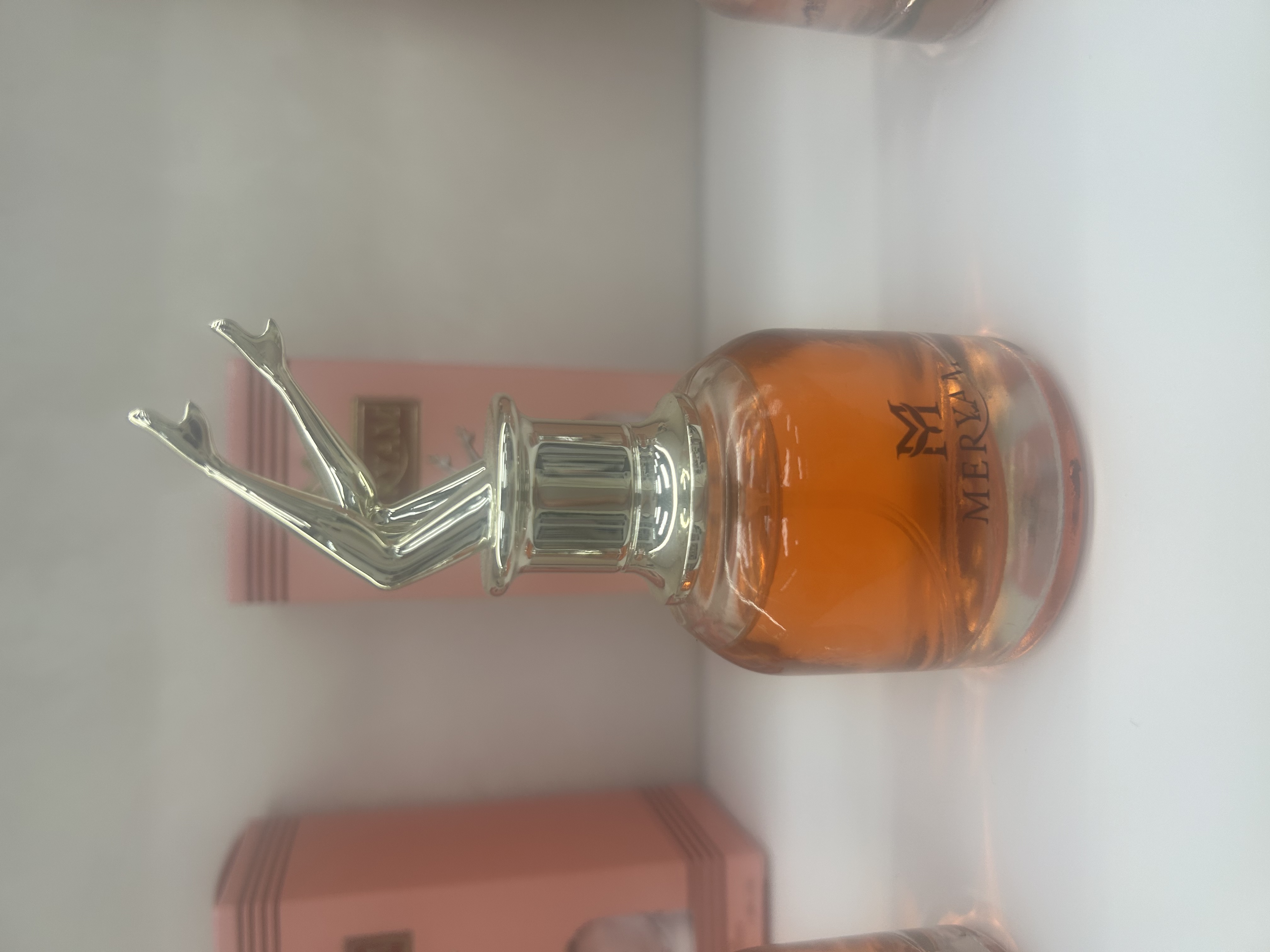 The Middle Eastern-style aromatherapy glass bottle has a long-lasting and light fragrance, with a natural and fresh aroma