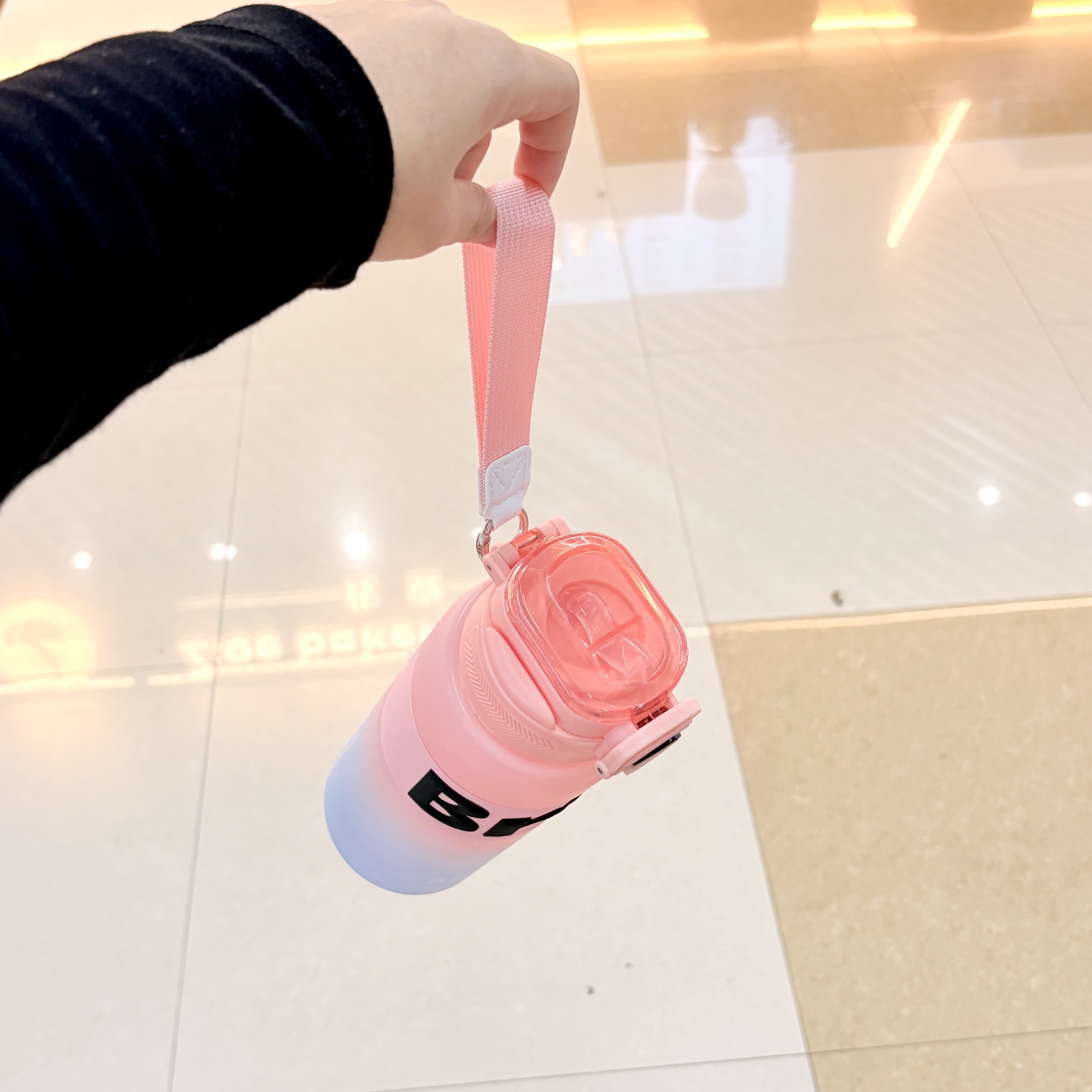 New large-capacity straw with scale, double lid, double drinking, gradient matte finish, other plastic portable plastic sports water cup for boys and girls 800ML Application Scenario
