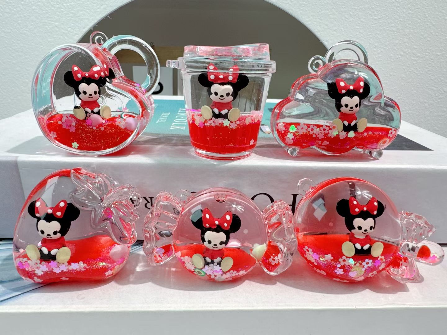 跨境爆款迪士尼流沙瓶钥匙扣挂件可爱卡通入油爆闪书包挂饰米奇米妮唐老鸭维尼熊挂件批发