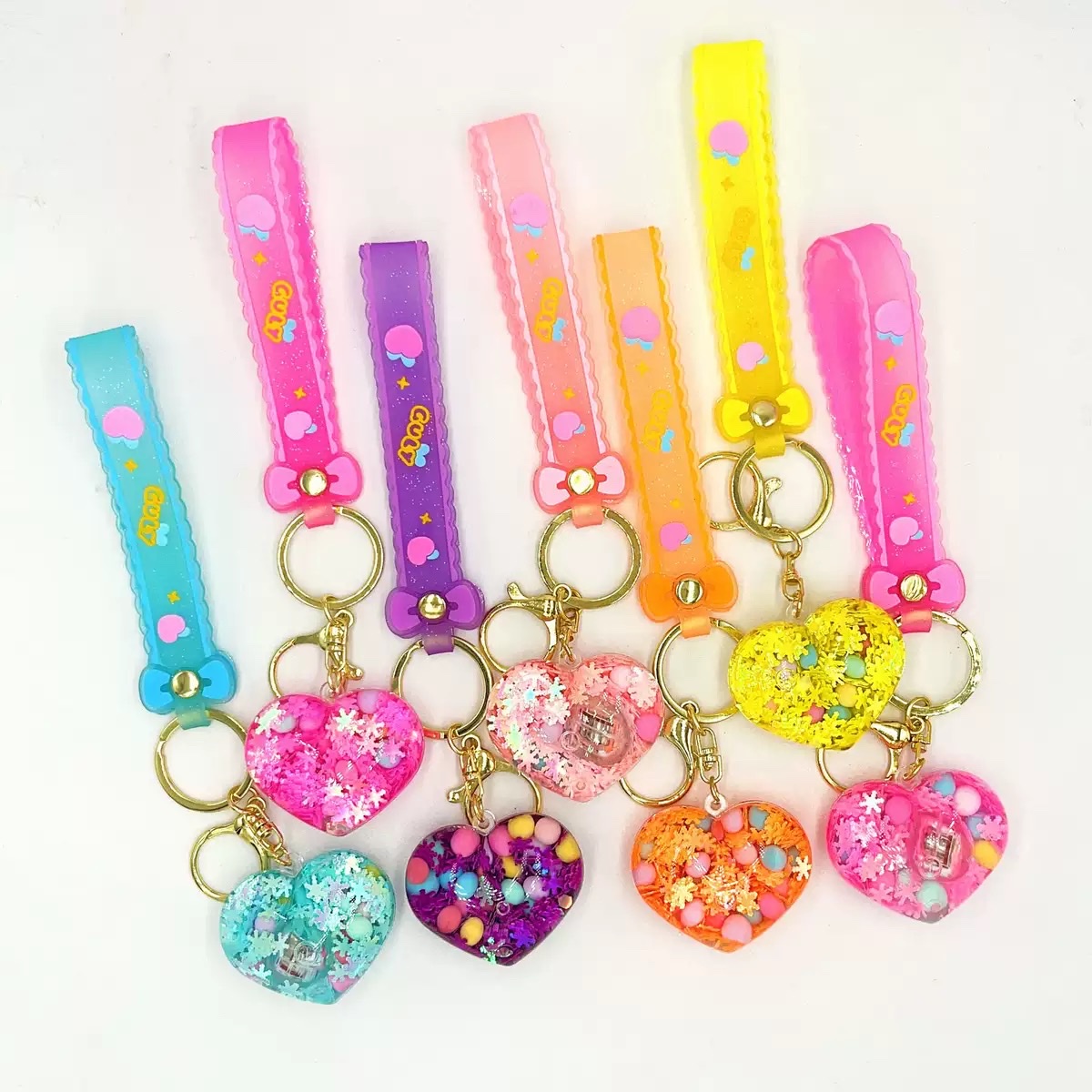 Creative acrylic illuminated heart keychains, liquid oil flowing sand key chains, car pendants and decorations wholesale blind boxes Application Scenario