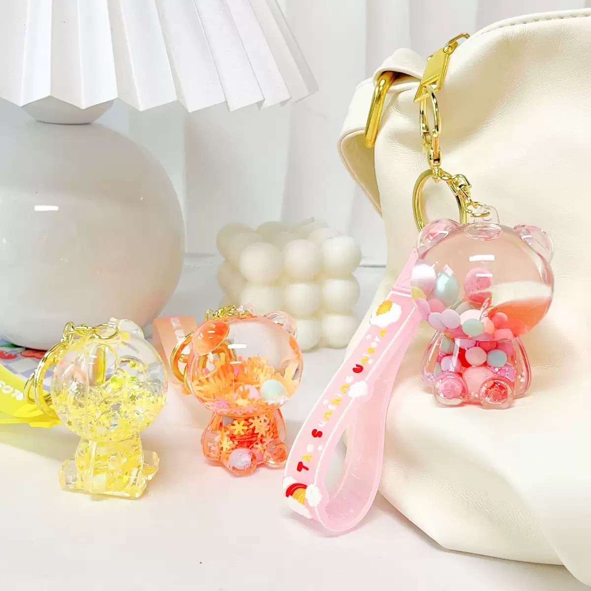 Creative oil sugar bean violent bear keychain pendant, acrylic flowing sand bottle bag pendant, small claw machine gift wholesale Application Scenario