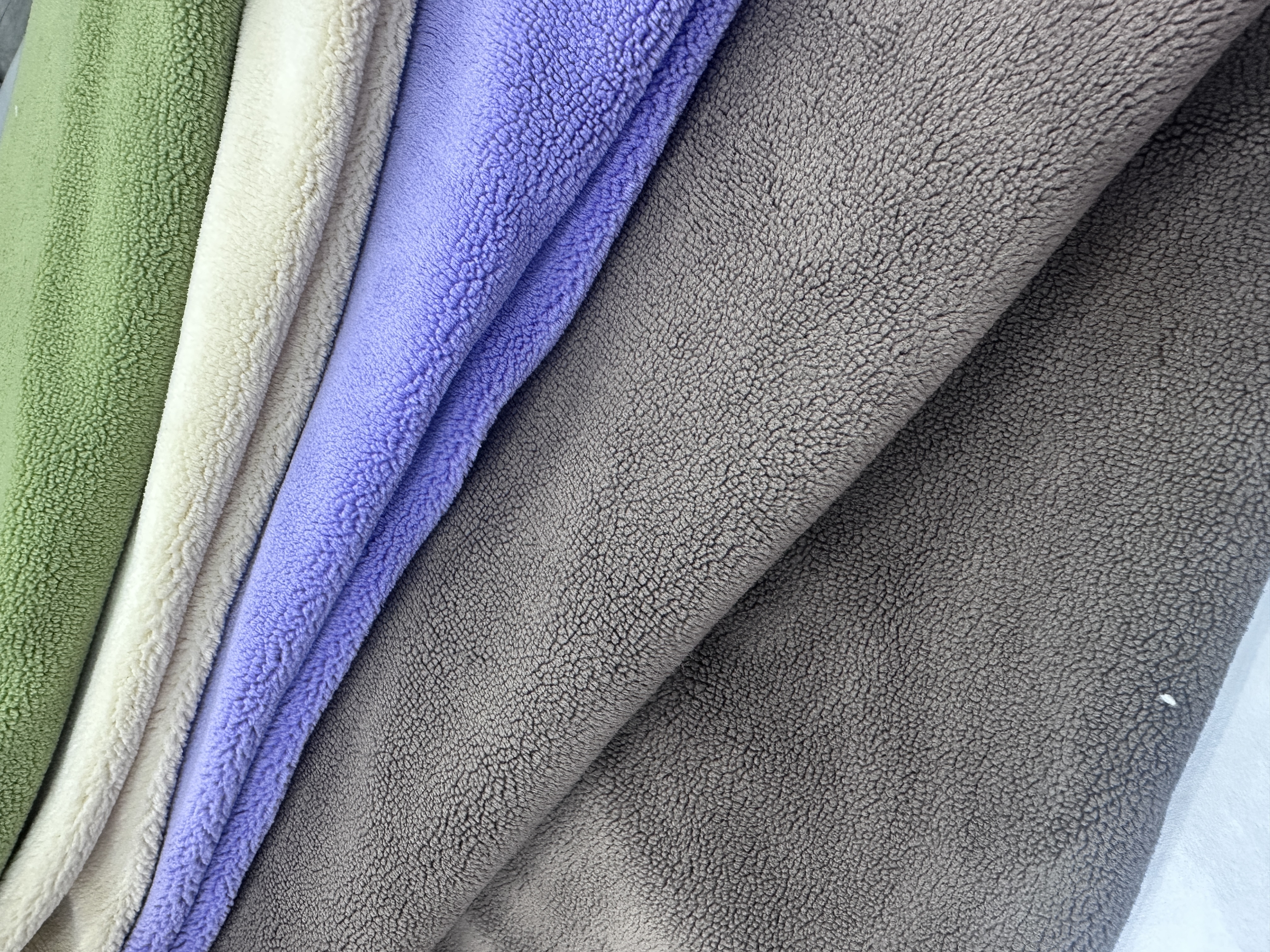 The warm base material of the Aoli velvet fabric is soft and comfortable. The thickened fabric for winter home wear is available in multiple colors details Picture