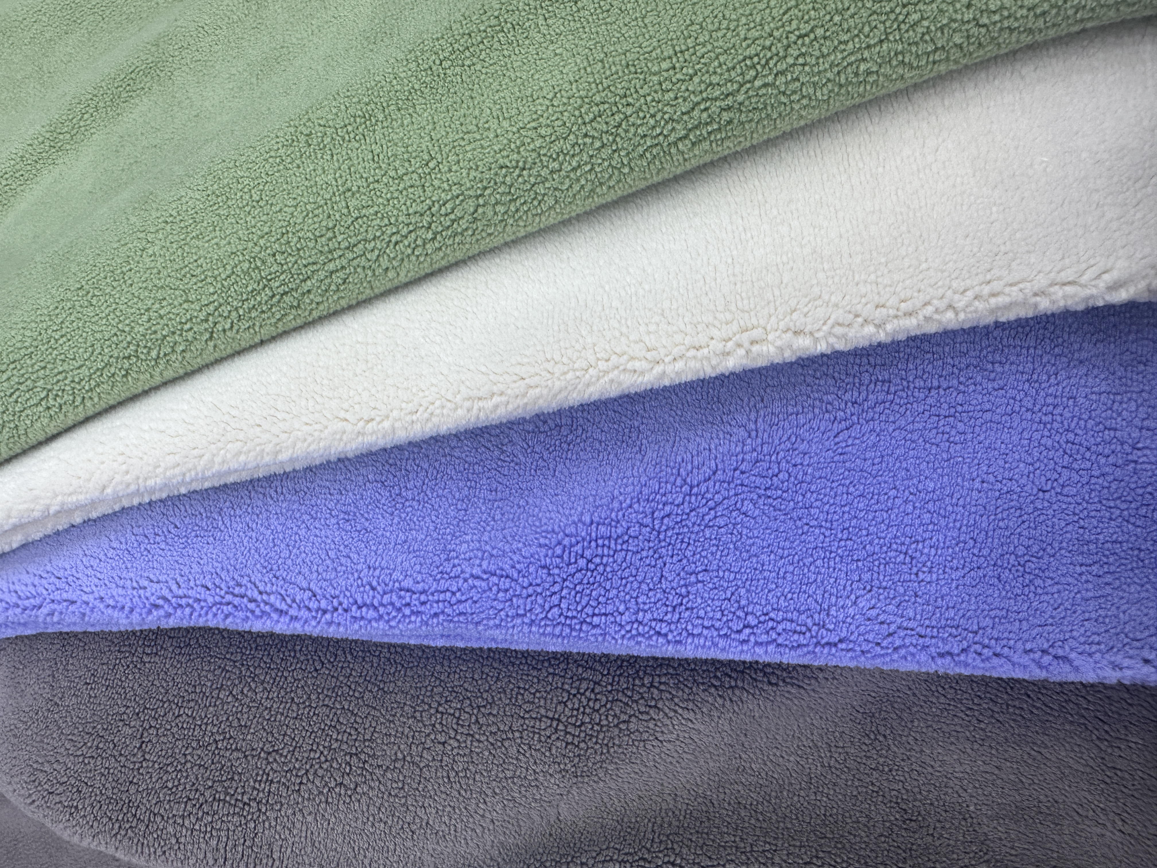 The warm base material of the Aoli velvet fabric is soft and comfortable. The thickened fabric for winter home wear is available in multiple colors
