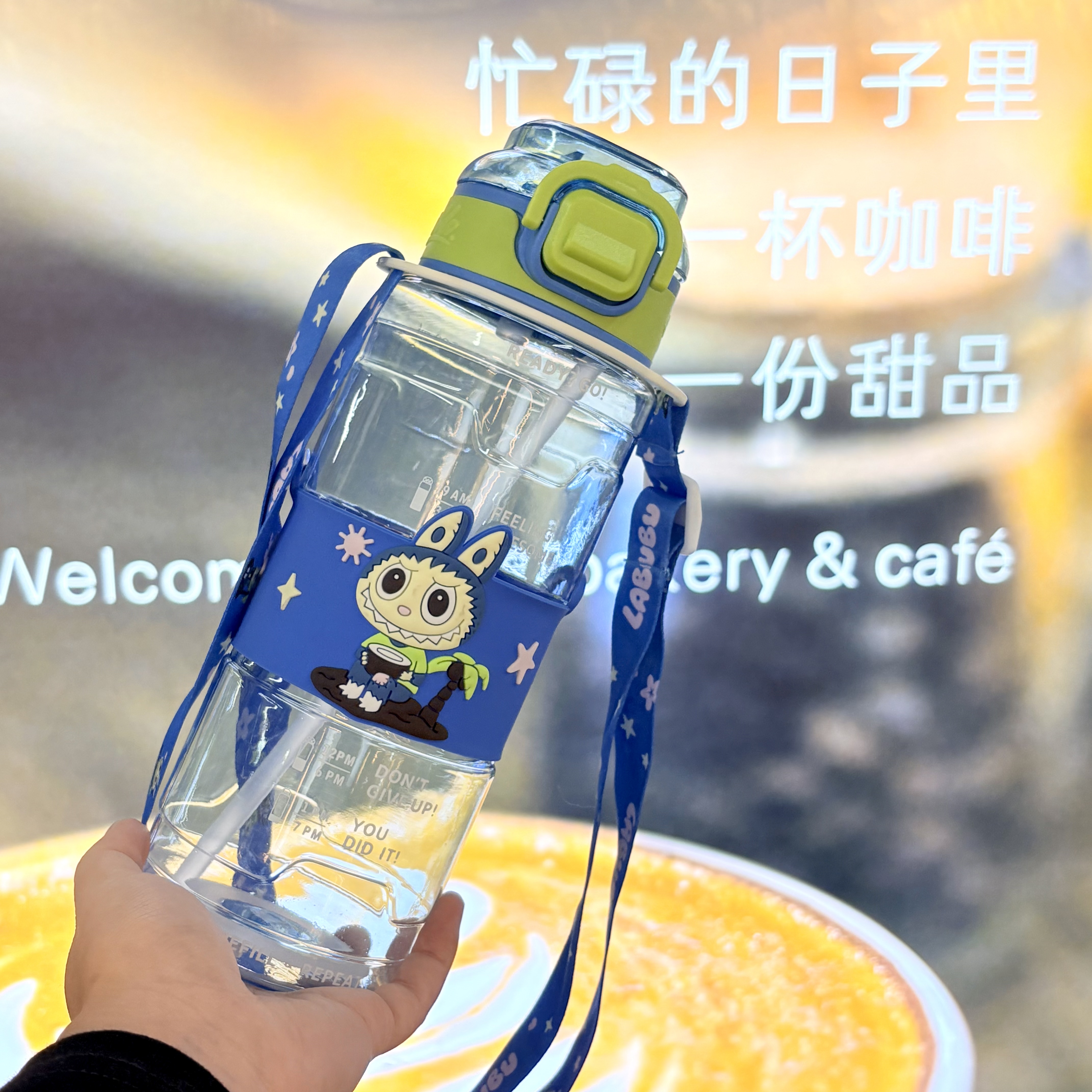 Cute cartoon other plastic water cups with straps, scales, transparent straws, girlish hearts, large-capacity portable commuting cups, 800ML Application Scenario
